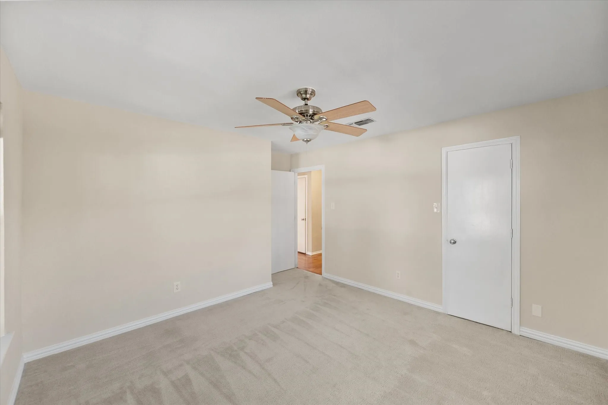 Ceiling fan with light fixture