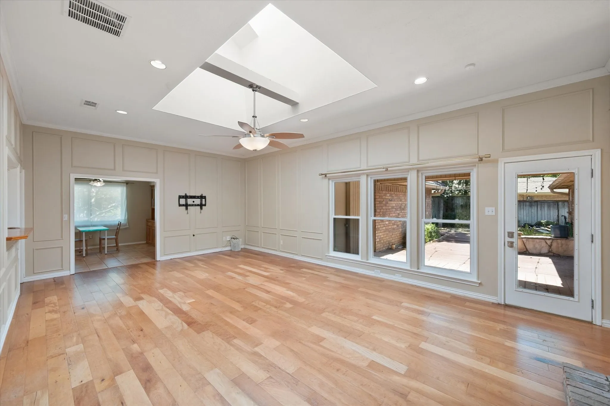 Single Family Residence For Sale in Tarrant County , 1919 Creek Wood Drive, Arlington, Texas 76006, 4 Bedroom, 2 Bathroom, 2 Garage spaces, 2,369 Sqft, built in 1980, mls#21354600, Real Estate Agent in Arlington, Homes For Sale in Tarrant county, Homes For Sale in Arlington, Realtor in Arlington Texas, Real Estate Brokerage Independent Realty Texas, Luminita Cordes Realtor