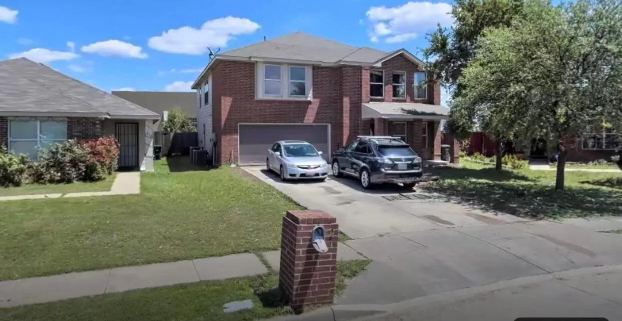 Single Family Residence For Sale in Tarrant County , 208 Dakota Ridge Drive, Fort Worth, Texas 76134, 5 Bedrooms, 4 Bathrooms, 2 Garage spaces, 3,209 Sqft, built in 2005, Price $289,500, mls#21354603, Real Estate Agent in Fort Worth, Homes For Sale in Tarrant county, Homes For Sale in Fort Worth, Realtor in Fort Worth Texas, Real Estate Brokerage Independent Realty Texas, Luminita Cordes Realtor