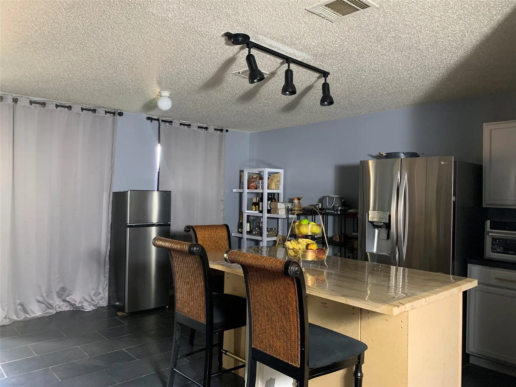 Single Family Residence For Sale in Tarrant County , 208 Dakota Ridge Drive, Fort Worth, Texas 76134, 5 Bedrooms, 4 Bathrooms, 2 Garage spaces, 3,209 Sqft, built in 2005, Price $289,500, mls#21354603, Real Estate Agent in Fort Worth, Homes For Sale in Tarrant county, Homes For Sale in Fort Worth, Realtor in Fort Worth Texas, Real Estate Brokerage Independent Realty Texas, Luminita Cordes Realtor