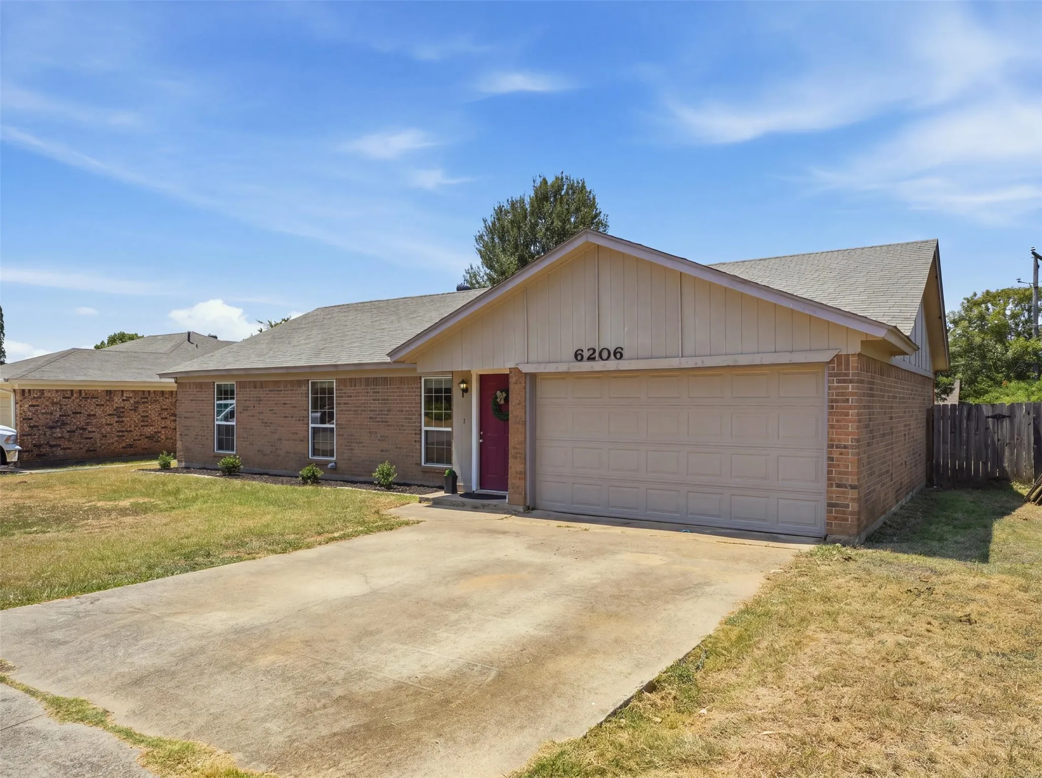 Single Family Residence For Sale in Tarrant County , 6206 Hott Springs Drive, Arlington, Texas 76001, 3 Bedroom, 2 Bathroom, 2 Garage spaces, 1,545 Sqft, built in 1982, mls#21354543, Real Estate Agent in Arlington, Homes For Sale in Tarrant county, Homes For Sale in Arlington, Realtor in Arlington Texas, Real Estate Brokerage Independent Realty Texas, Luminita Cordes Realtor
