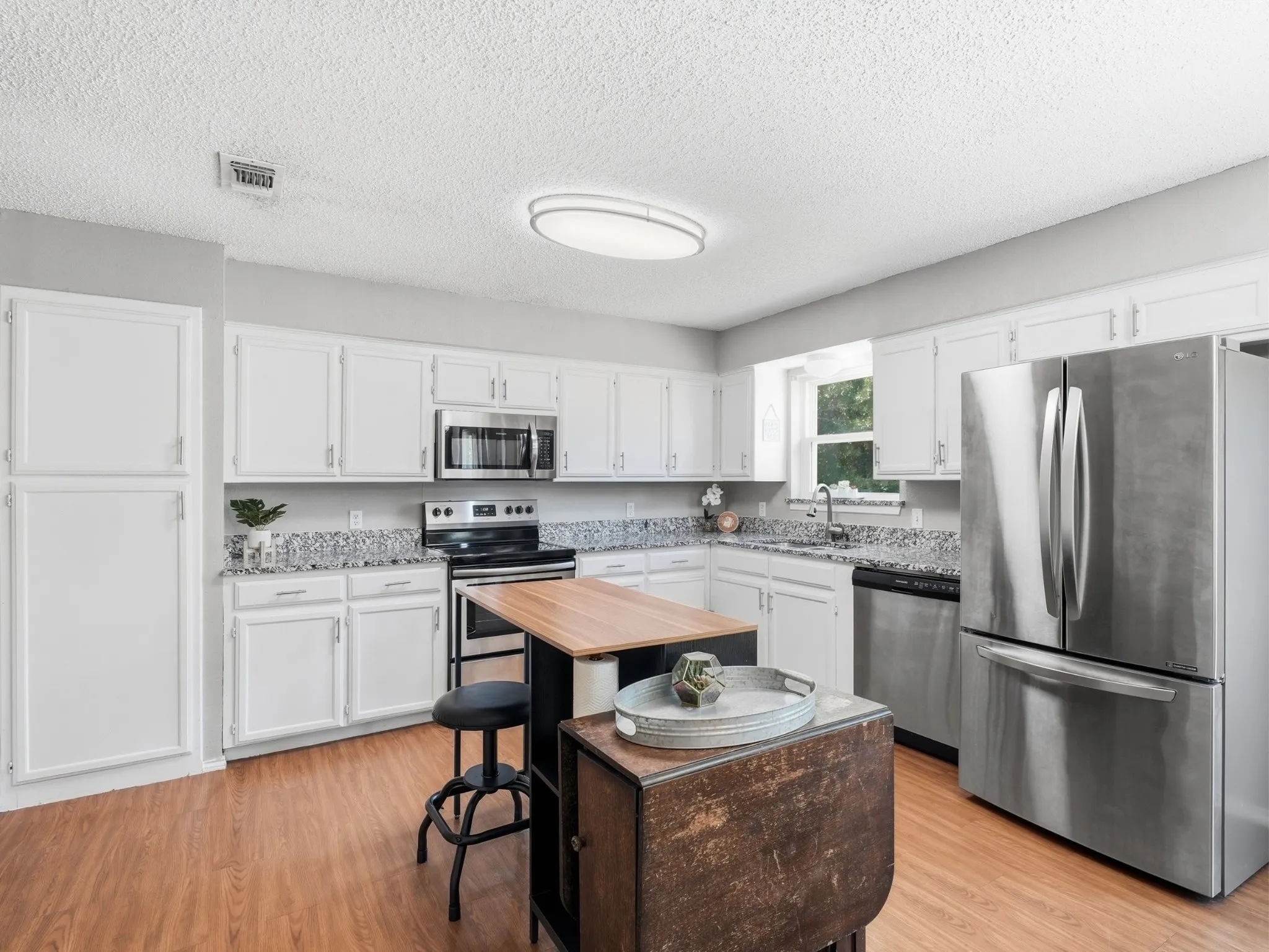 Single Family Residence For Sale in Tarrant County , 6206 Hott Springs Drive, Arlington, Texas 76001, 3 Bedroom, 2 Bathroom, 2 Garage spaces, 1,545 Sqft, built in 1982, mls#21354543, Real Estate Agent in Arlington, Homes For Sale in Tarrant county, Homes For Sale in Arlington, Realtor in Arlington Texas, Real Estate Brokerage Independent Realty Texas, Luminita Cordes Realtor