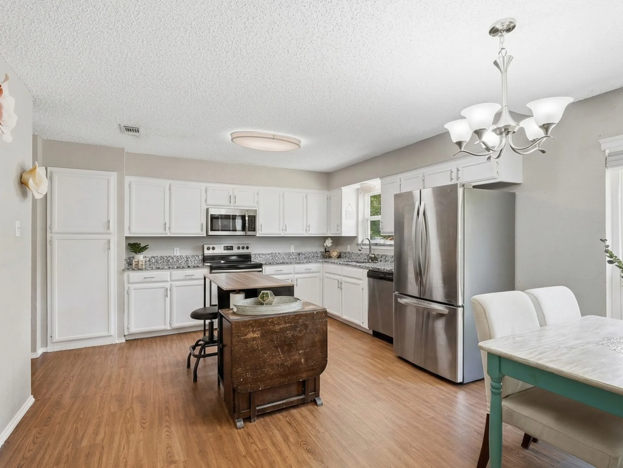Single Family Residence For Sale in Tarrant County , 6206 Hott Springs Drive, Arlington, Texas 76001, 3 Bedroom, 2 Bathroom, 2 Garage spaces, 1,545 Sqft, built in 1982, mls#21354543, Real Estate Agent in Arlington, Homes For Sale in Tarrant county, Homes For Sale in Arlington, Realtor in Arlington Texas, Real Estate Brokerage Independent Realty Texas, Luminita Cordes Realtor