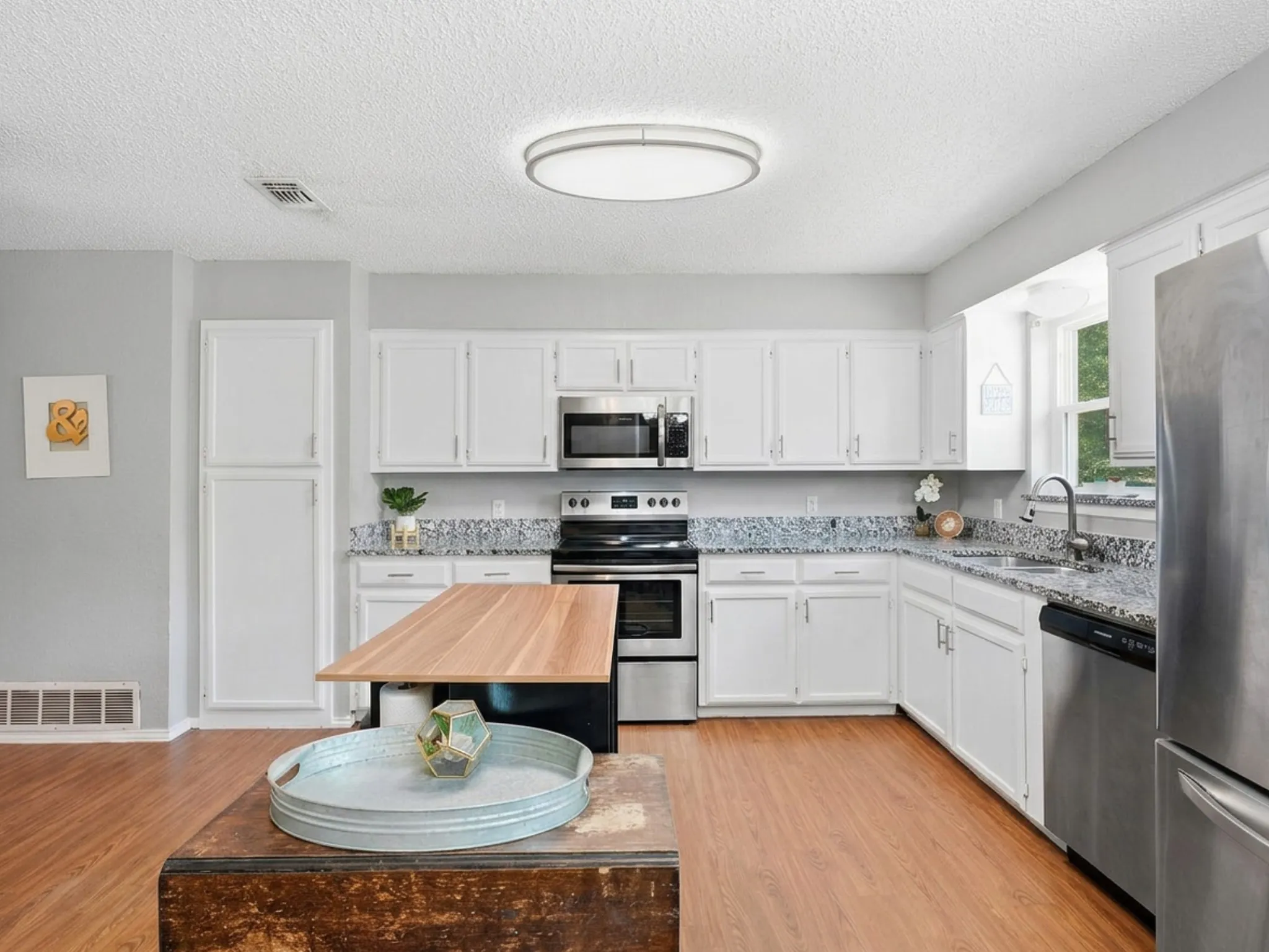 Single Family Residence For Sale in Tarrant County , 6206 Hott Springs Drive, Arlington, Texas 76001, 3 Bedroom, 2 Bathroom, 2 Garage spaces, 1,545 Sqft, built in 1982, mls#21354543, Real Estate Agent in Arlington, Homes For Sale in Tarrant county, Homes For Sale in Arlington, Realtor in Arlington Texas, Real Estate Brokerage Independent Realty Texas, Luminita Cordes Realtor