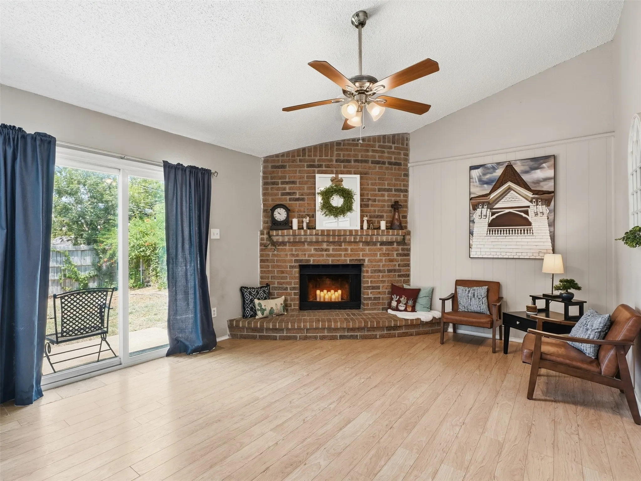 Single Family Residence For Sale in Tarrant County , 6206 Hott Springs Drive, Arlington, Texas 76001, 3 Bedroom, 2 Bathroom, 2 Garage spaces, 1,545 Sqft, built in 1982, mls#21354543, Real Estate Agent in Arlington, Homes For Sale in Tarrant county, Homes For Sale in Arlington, Realtor in Arlington Texas, Real Estate Brokerage Independent Realty Texas, Luminita Cordes Realtor