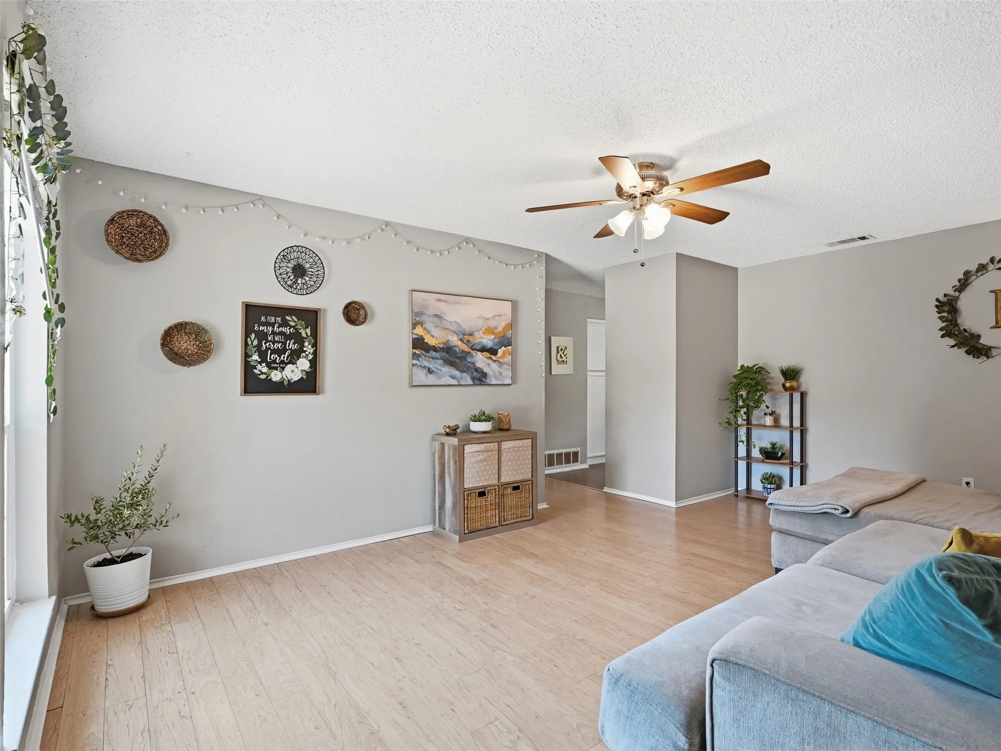 Single Family Residence For Sale in Tarrant County , 6206 Hott Springs Drive, Arlington, Texas 76001, 3 Bedroom, 2 Bathroom, 2 Garage spaces, 1,545 Sqft, built in 1982, mls#21354543, Real Estate Agent in Arlington, Homes For Sale in Tarrant county, Homes For Sale in Arlington, Realtor in Arlington Texas, Real Estate Brokerage Independent Realty Texas, Luminita Cordes Realtor