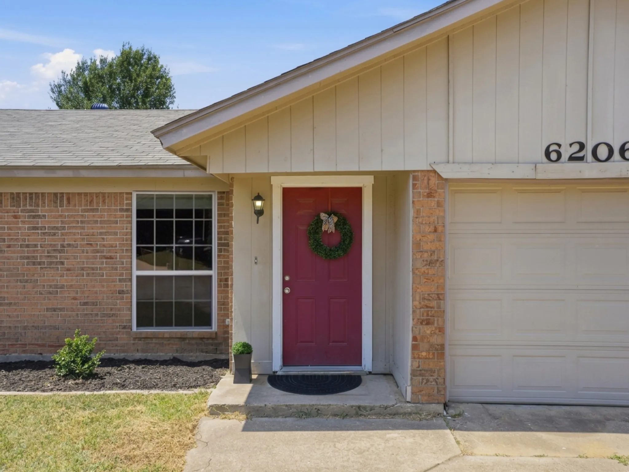 Single Family Residence For Sale in Tarrant County , 6206 Hott Springs Drive, Arlington, Texas 76001, 3 Bedroom, 2 Bathroom, 2 Garage spaces, 1,545 Sqft, built in 1982, mls#21354543, Real Estate Agent in Arlington, Homes For Sale in Tarrant county, Homes For Sale in Arlington, Realtor in Arlington Texas, Real Estate Brokerage Independent Realty Texas, Luminita Cordes Realtor
