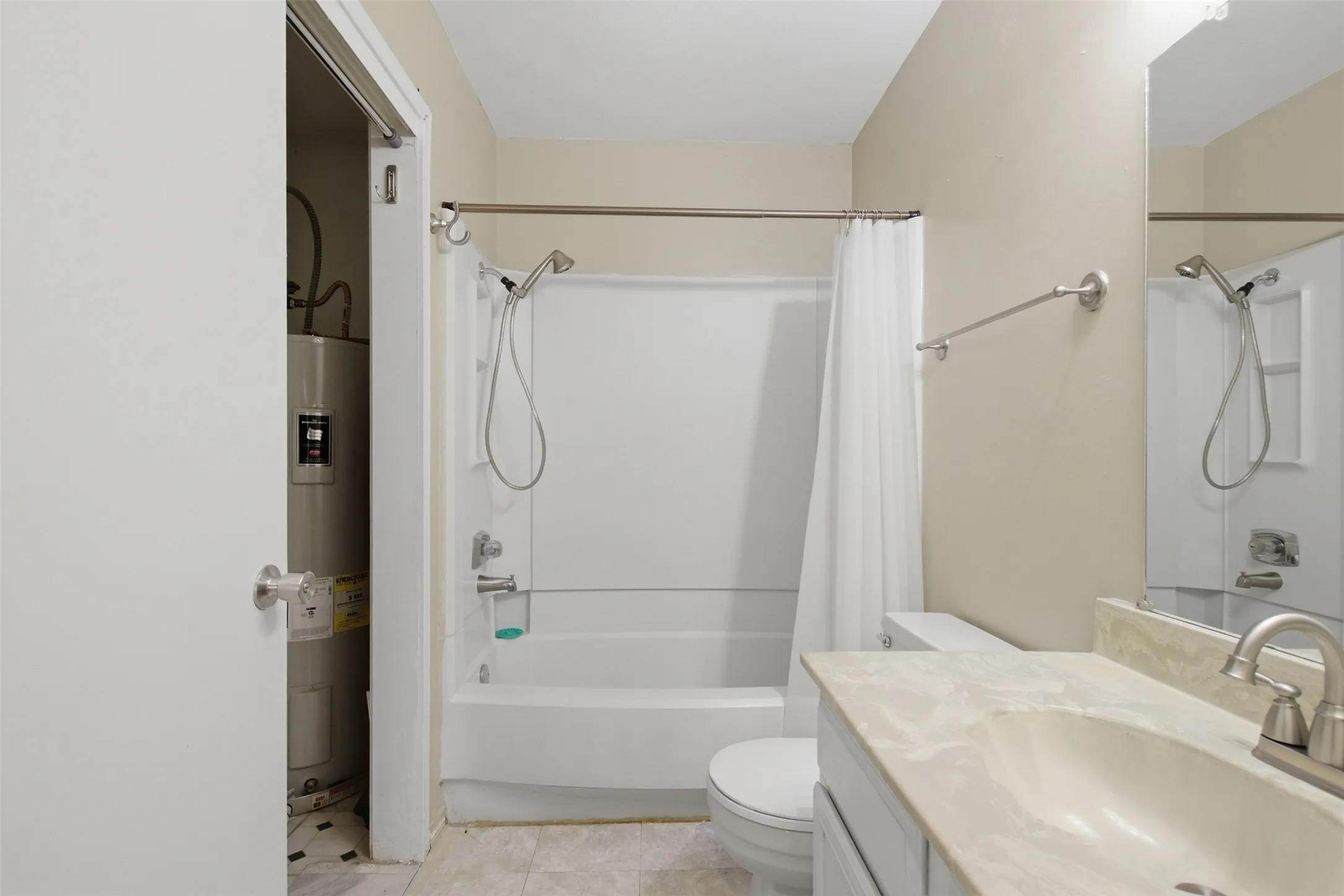 Condominium For Rent in Dallas County , 5909 Lake Hubbard Parkway 211, Garland, Texas 75043, 2 Bedroom, 2 Bathroom, Garage spaces, 920 Sqft, built in 1981, mls#21354573, Real Estate Agent in Garland, Homes For Rent in Dallas county, Homes For Rent in Garland, Realtor in Garland Texas, Real Estate Brokerage Independent Realty Texas, Luminita Cordes Realtor