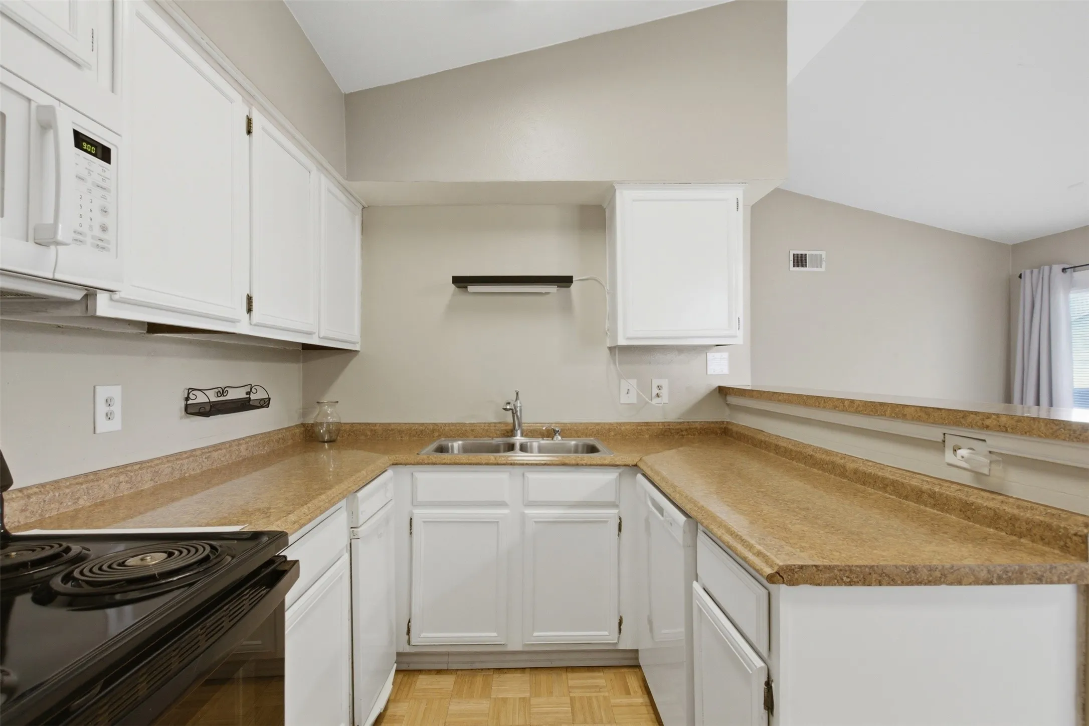 Condominium For Rent in Dallas County , 5909 Lake Hubbard Parkway 211, Garland, Texas 75043, 2 Bedroom, 2 Bathroom, Garage spaces, 920 Sqft, built in 1981, mls#21354573, Real Estate Agent in Garland, Homes For Rent in Dallas county, Homes For Rent in Garland, Realtor in Garland Texas, Real Estate Brokerage Independent Realty Texas, Luminita Cordes Realtor