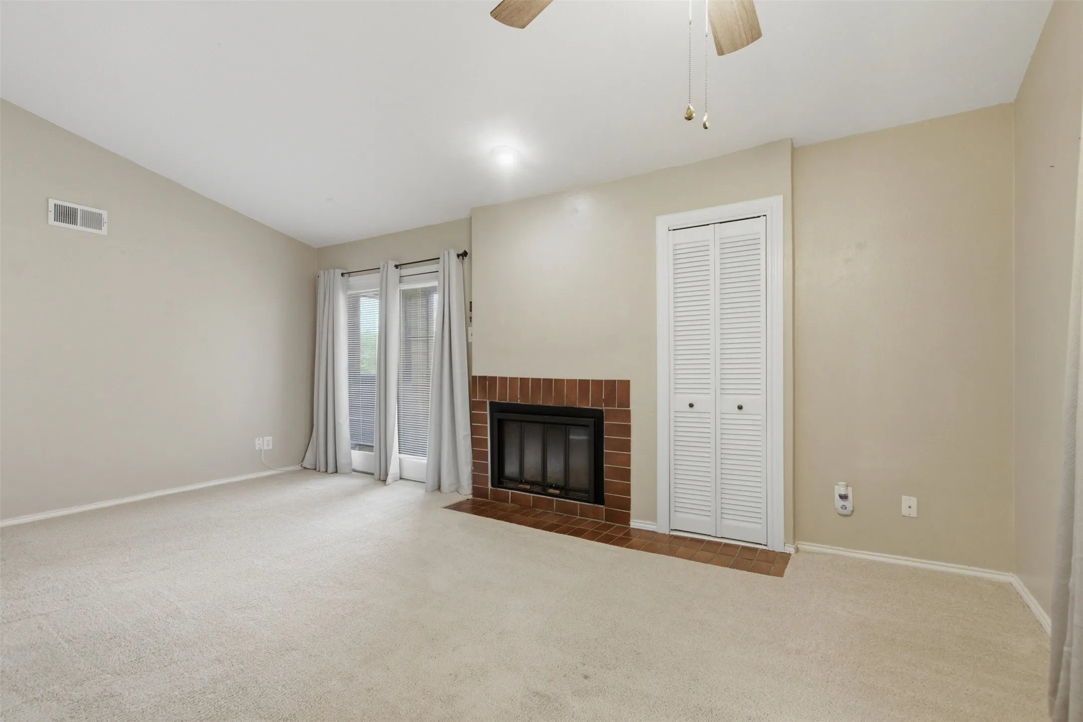 Condominium For Rent in Dallas County , 5909 Lake Hubbard Parkway 211, Garland, Texas 75043, 2 Bedroom, 2 Bathroom, Garage spaces, 920 Sqft, built in 1981, mls#21354573, Real Estate Agent in Garland, Homes For Rent in Dallas county, Homes For Rent in Garland, Realtor in Garland Texas, Real Estate Brokerage Independent Realty Texas, Luminita Cordes Realtor