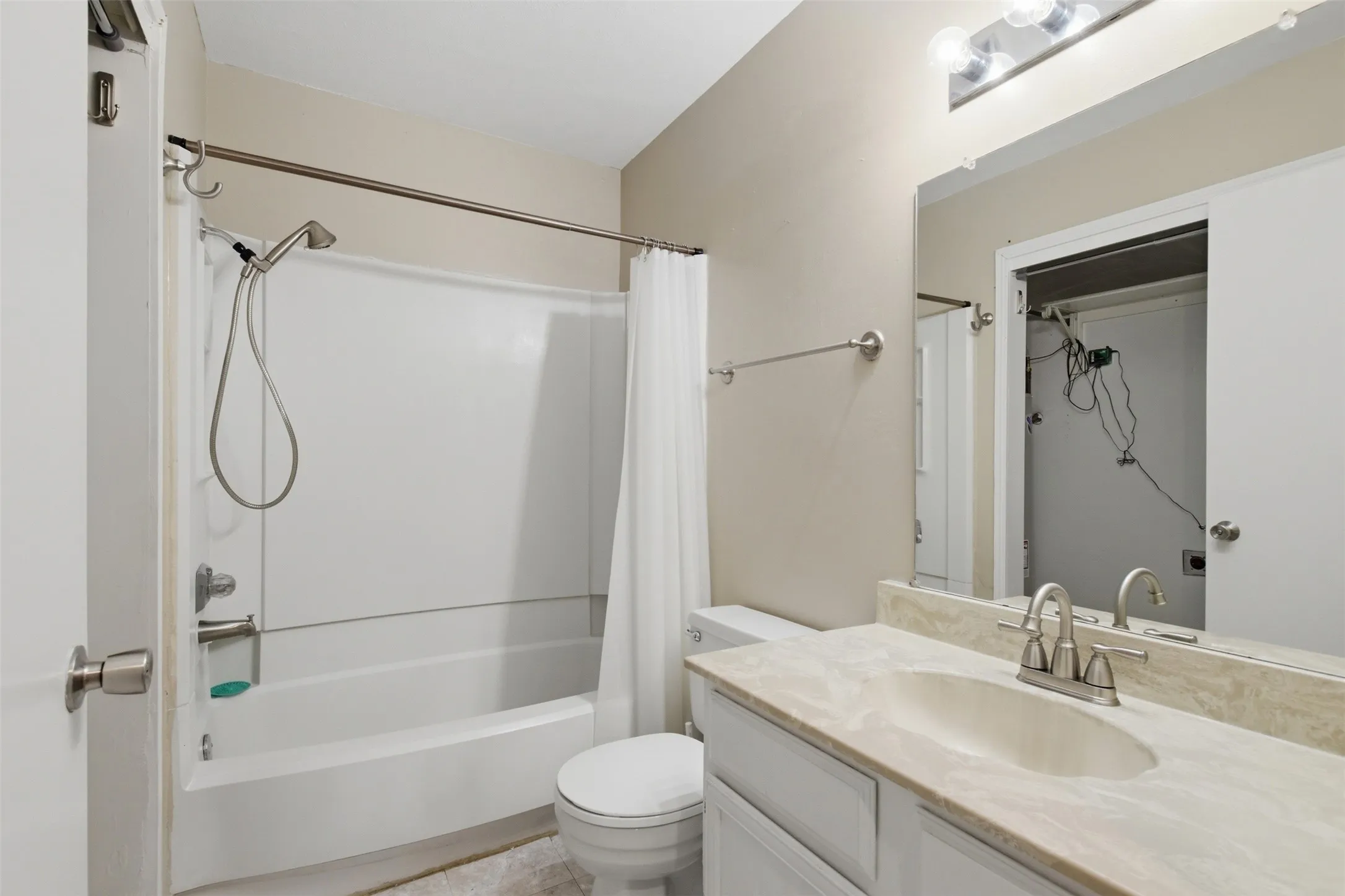 Condominium For Rent in Dallas County , 5909 Lake Hubbard Parkway 211, Garland, Texas 75043, 2 Bedroom, 2 Bathroom, Garage spaces, 920 Sqft, built in 1981, mls#21354573, Real Estate Agent in Garland, Homes For Rent in Dallas county, Homes For Rent in Garland, Realtor in Garland Texas, Real Estate Brokerage Independent Realty Texas, Luminita Cordes Realtor