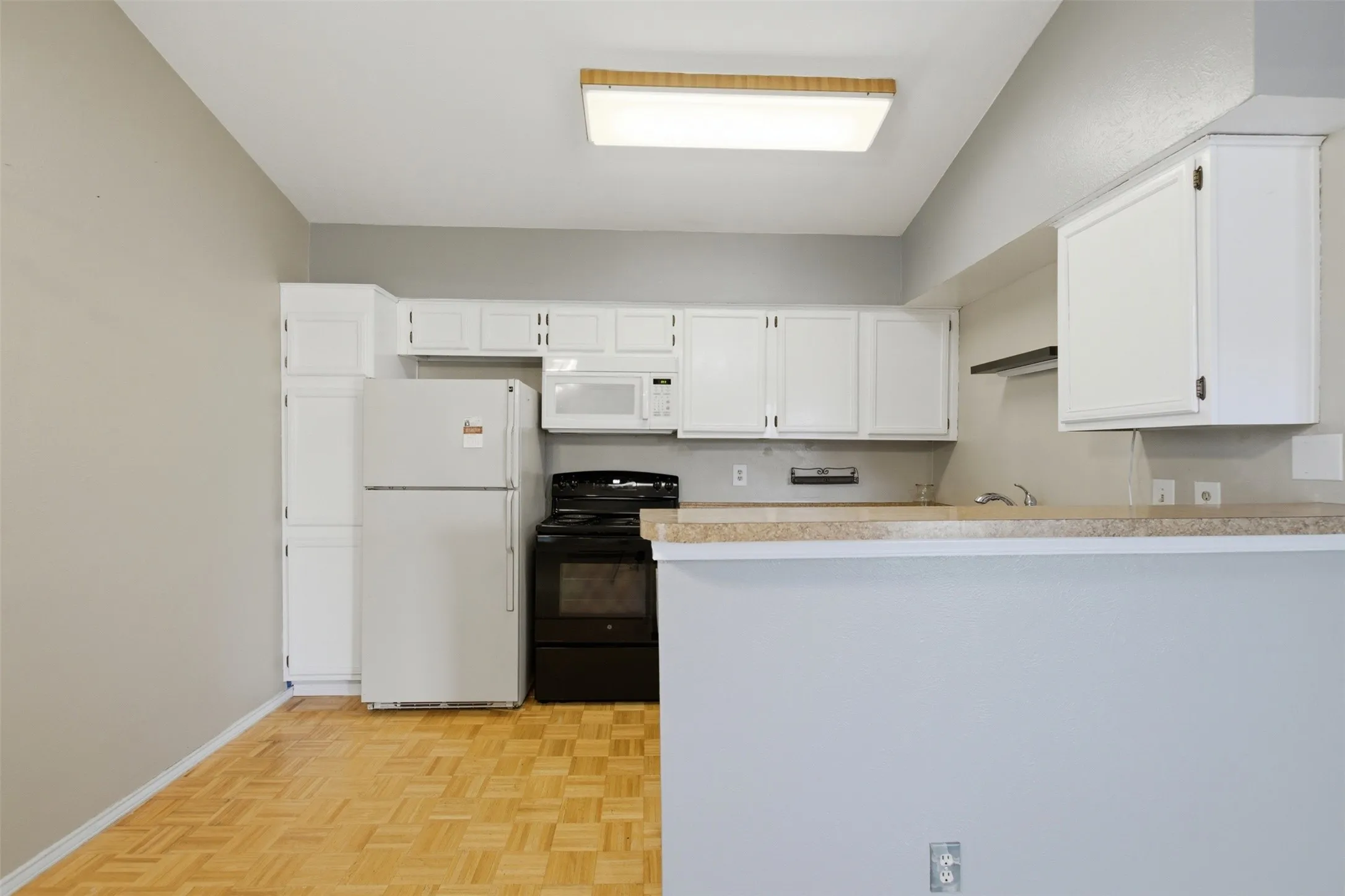 Condominium For Rent in Dallas County , 5909 Lake Hubbard Parkway 211, Garland, Texas 75043, 2 Bedroom, 2 Bathroom, Garage spaces, 920 Sqft, built in 1981, mls#21354573, Real Estate Agent in Garland, Homes For Rent in Dallas county, Homes For Rent in Garland, Realtor in Garland Texas, Real Estate Brokerage Independent Realty Texas, Luminita Cordes Realtor