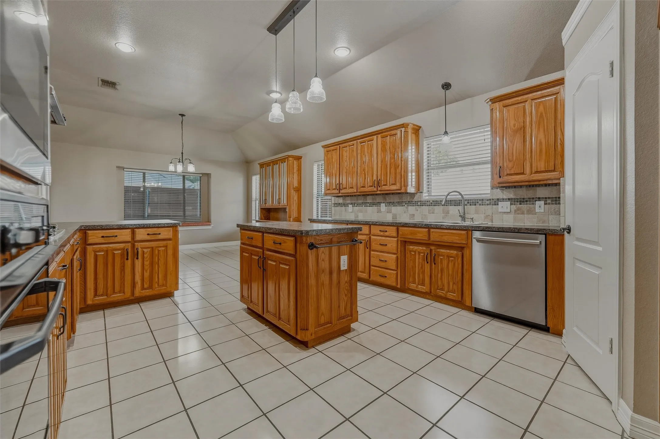 Single Family Residence For Rent in Tarrant County , 1801 Callender Hill Road, Mansfield, Texas 76063, 5 Bedroom, 3 Bathroom, 2 Garage spaces, 3,600 Sqft, built in 1995, mls#21354591, Real Estate Agent in Mansfield, Homes For Rent in Tarrant county, Homes For Rent in Mansfield, Realtor in Mansfield Texas, Real Estate Brokerage Independent Realty Texas, Luminita Cordes Realtor