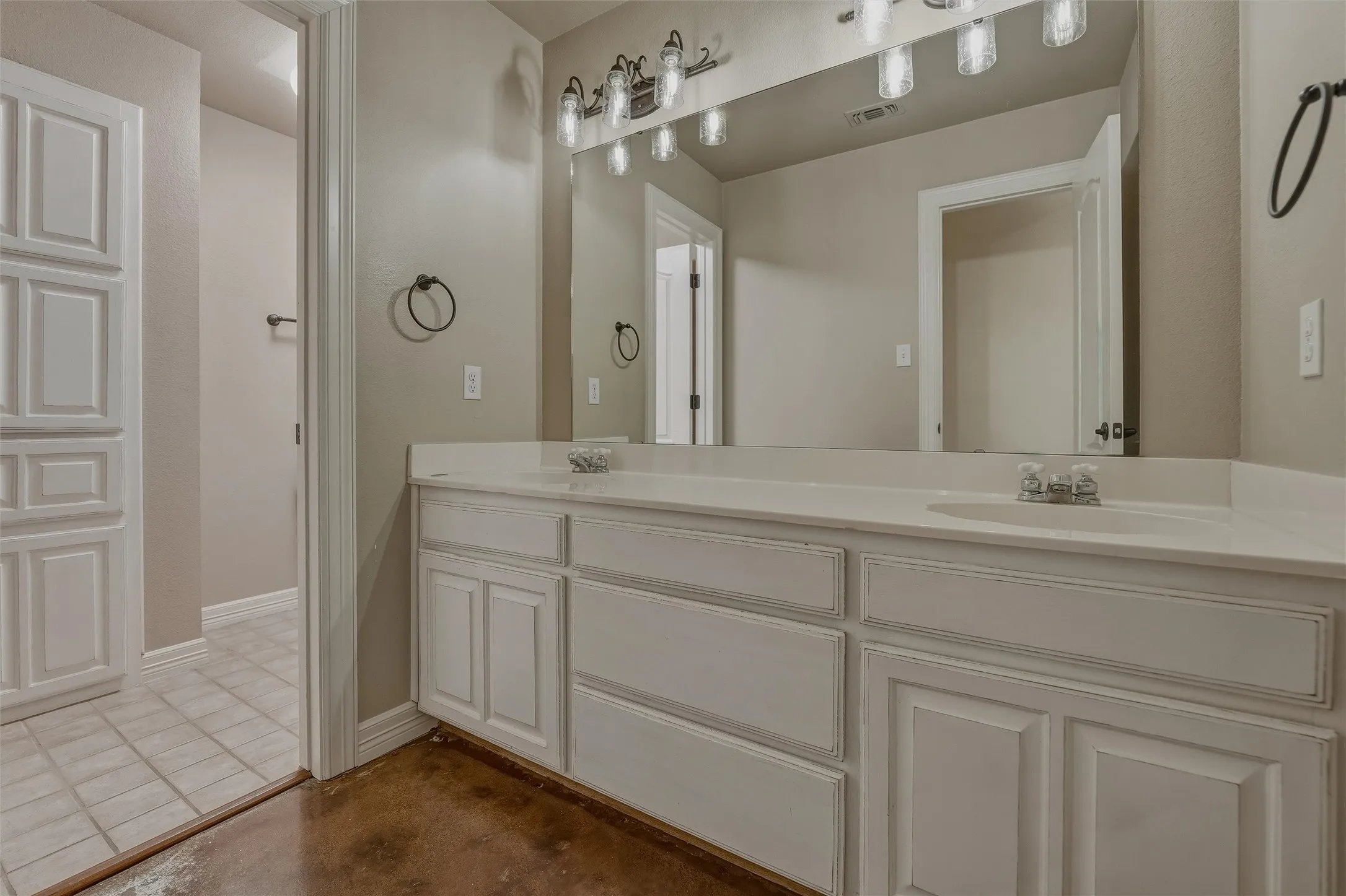 Single Family Residence For Rent in Tarrant County , 1801 Callender Hill Road, Mansfield, Texas 76063, 5 Bedroom, 3 Bathroom, 2 Garage spaces, 3,600 Sqft, built in 1995, mls#21354591, Real Estate Agent in Mansfield, Homes For Rent in Tarrant county, Homes For Rent in Mansfield, Realtor in Mansfield Texas, Real Estate Brokerage Independent Realty Texas, Luminita Cordes Realtor