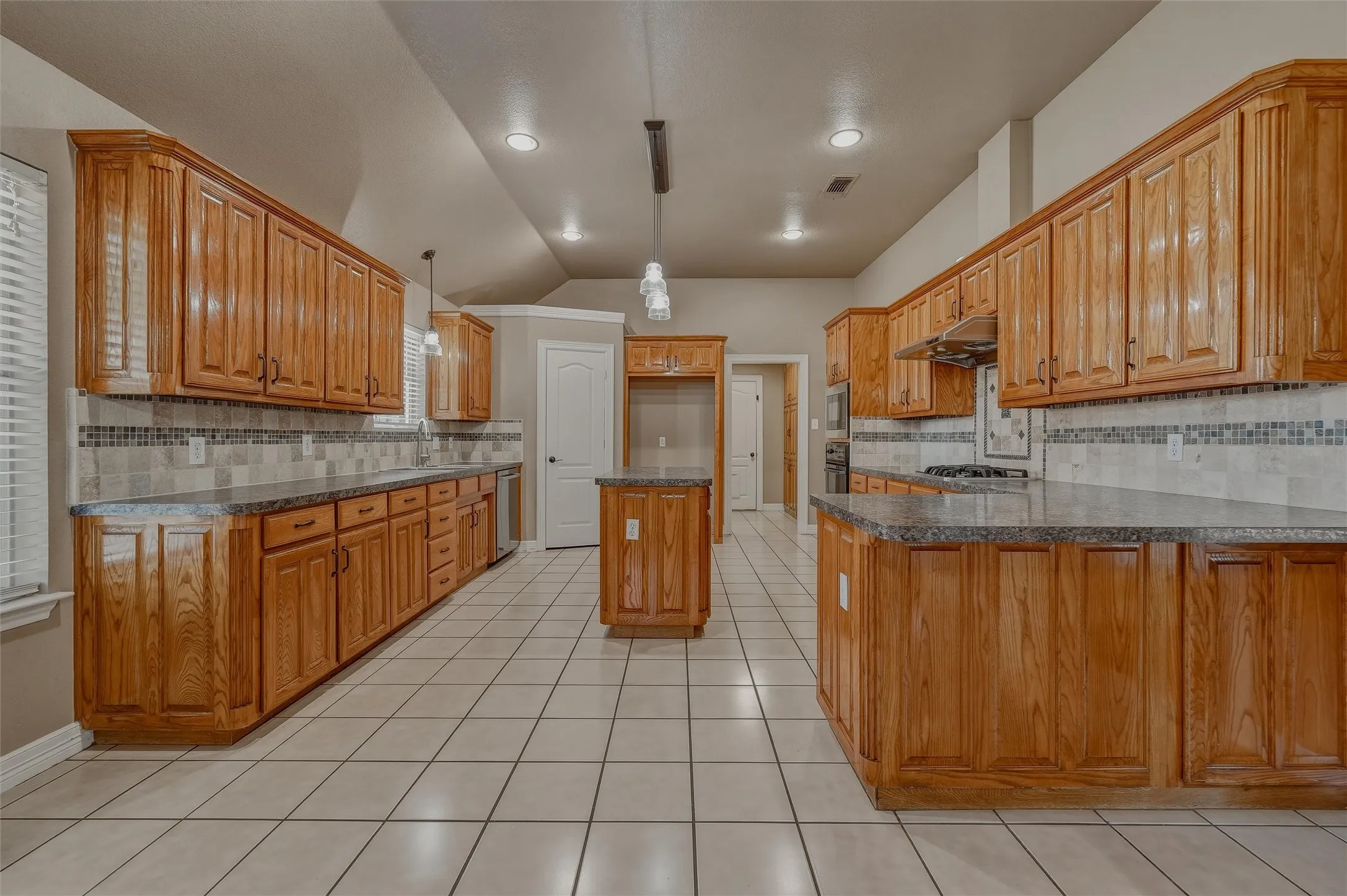 Single Family Residence For Rent in Tarrant County , 1801 Callender Hill Road, Mansfield, Texas 76063, 5 Bedroom, 3 Bathroom, 2 Garage spaces, 3,600 Sqft, built in 1995, mls#21354591, Real Estate Agent in Mansfield, Homes For Rent in Tarrant county, Homes For Rent in Mansfield, Realtor in Mansfield Texas, Real Estate Brokerage Independent Realty Texas, Luminita Cordes Realtor