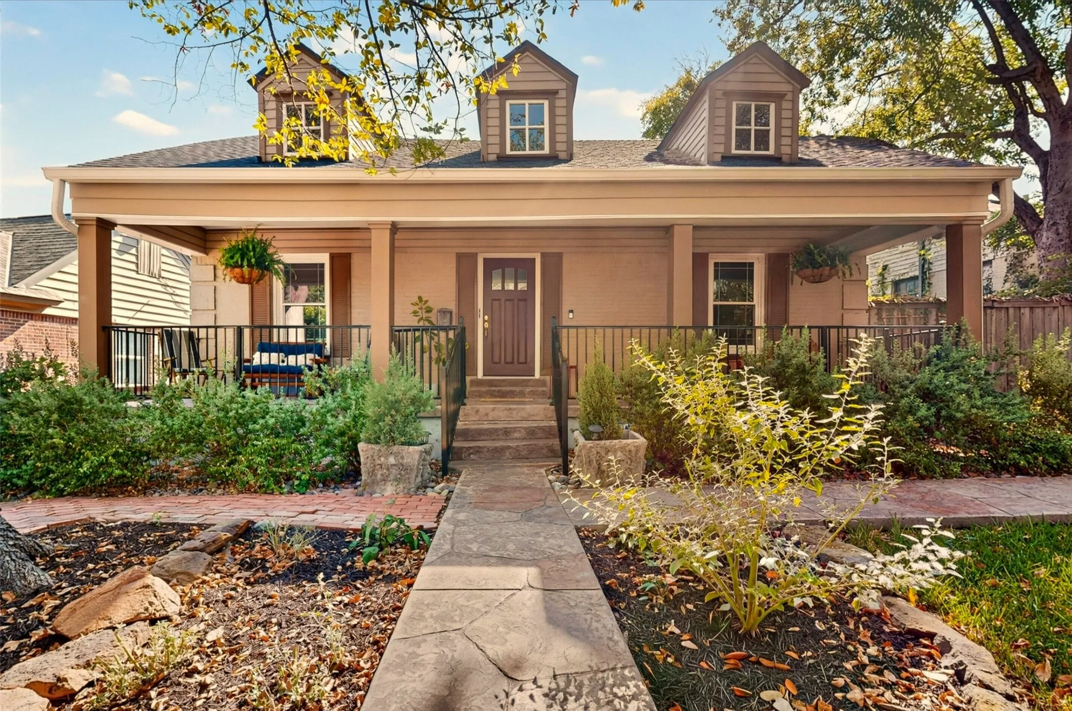 Welcome home to
1732 S. Edgefield!