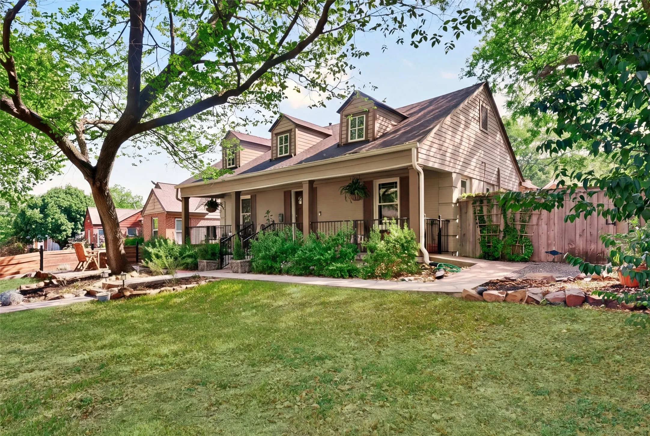Single Family Residence For Sale in Dallas County , 1732 S Edgefield Avenue, Dallas, Texas 75224, 2 Bedroom, 1 Bathroom, Garage spaces, 1,444 Sqft, built in 1939, mls#21351908, Real Estate Agent in Dallas, Homes For Sale in Dallas county, Homes For Sale in Dallas, Realtor in Dallas Texas, Real Estate Brokerage Independent Realty Texas, Luminita Cordes Realtor