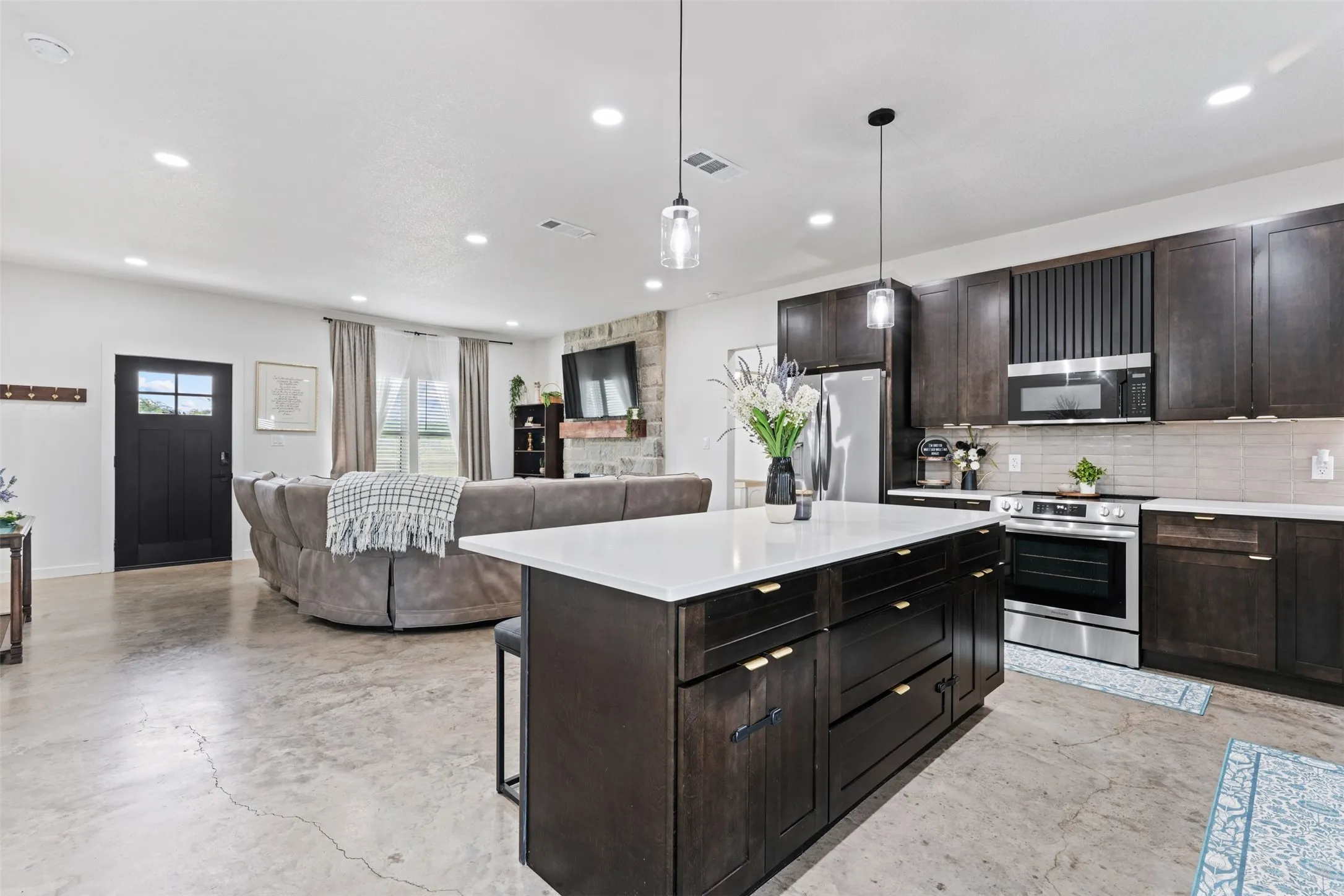 Single Family Residence For Sale in Hill County , 259 Stillmeadow Way, Whitney, Texas 76692, 3 Bedroom, 2 Bathroom, 2 Garage spaces, 1,320 Sqft, built in 2024, mls#21354587, Real Estate Agent in Whitney, Homes For Sale in Hill county, Homes For Sale in Whitney, Realtor in Whitney Texas, Real Estate Brokerage Independent Realty Texas, Luminita Cordes Realtor