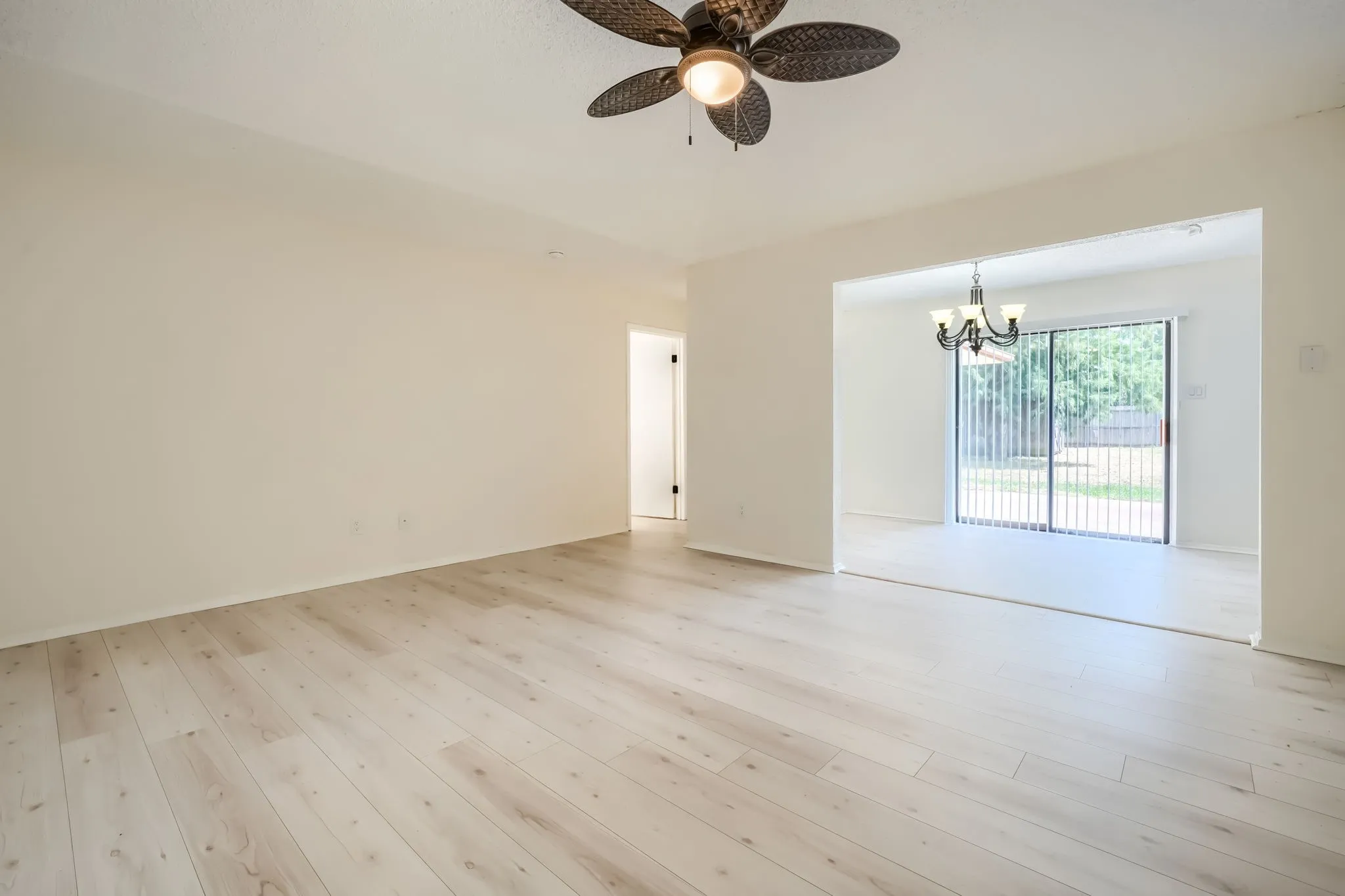 Single Family Residence For Sale in Hunt County , 3135 Maple Avenue, Greenville, Texas 75402, 3 Bedroom, 2 Bathroom, 1 Garage spaces, 1,542 Sqft, built in 1979, mls#21354535, Real Estate Agent in Greenville, Homes For Sale in Hunt county, Homes For Sale in Greenville, Realtor in Greenville Texas, Real Estate Brokerage Independent Realty Texas, Luminita Cordes Realtor