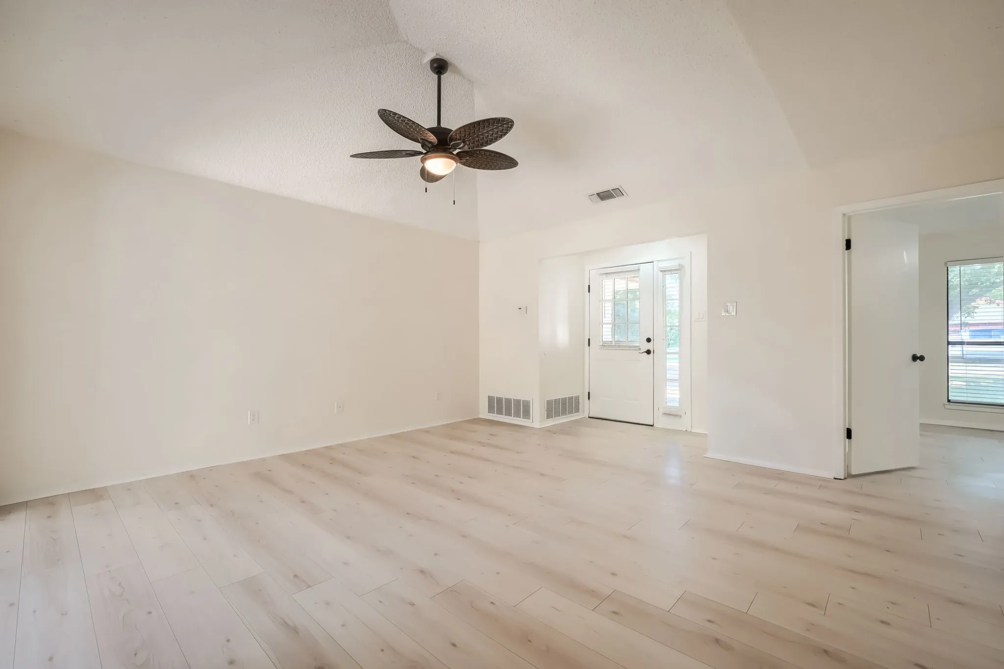 Single Family Residence For Sale in Hunt County , 3135 Maple Avenue, Greenville, Texas 75402, 3 Bedroom, 2 Bathroom, 1 Garage spaces, 1,542 Sqft, built in 1979, mls#21354535, Real Estate Agent in Greenville, Homes For Sale in Hunt county, Homes For Sale in Greenville, Realtor in Greenville Texas, Real Estate Brokerage Independent Realty Texas, Luminita Cordes Realtor