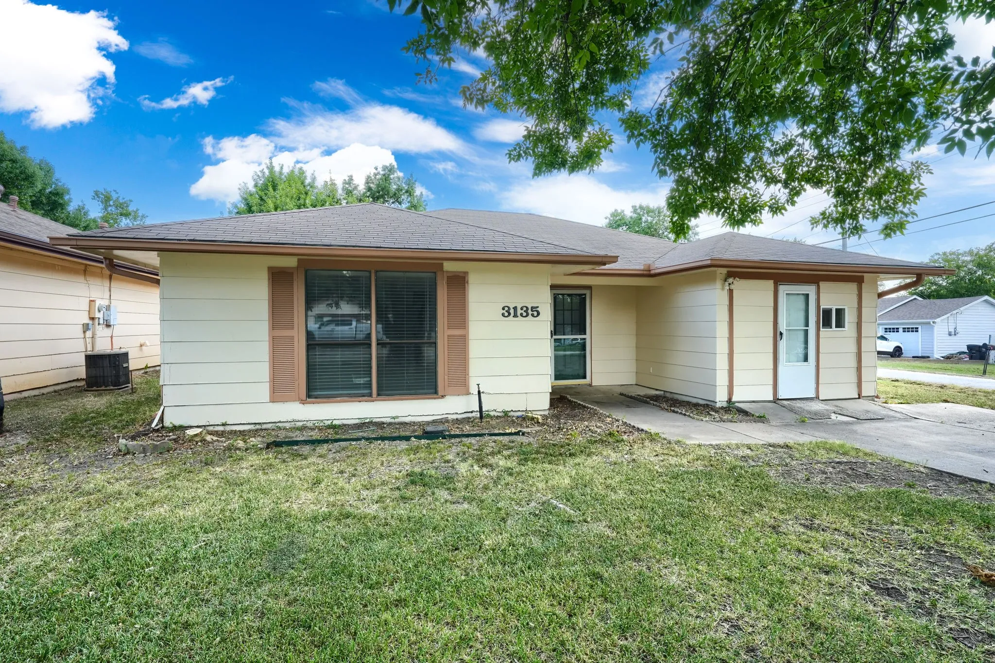 Single Family Residence For Sale in Hunt County , 3135 Maple Avenue, Greenville, Texas 75402, 3 Bedroom, 2 Bathroom, 1 Garage spaces, 1,542 Sqft, built in 1979, mls#21354535, Real Estate Agent in Greenville, Homes For Sale in Hunt county, Homes For Sale in Greenville, Realtor in Greenville Texas, Real Estate Brokerage Independent Realty Texas, Luminita Cordes Realtor