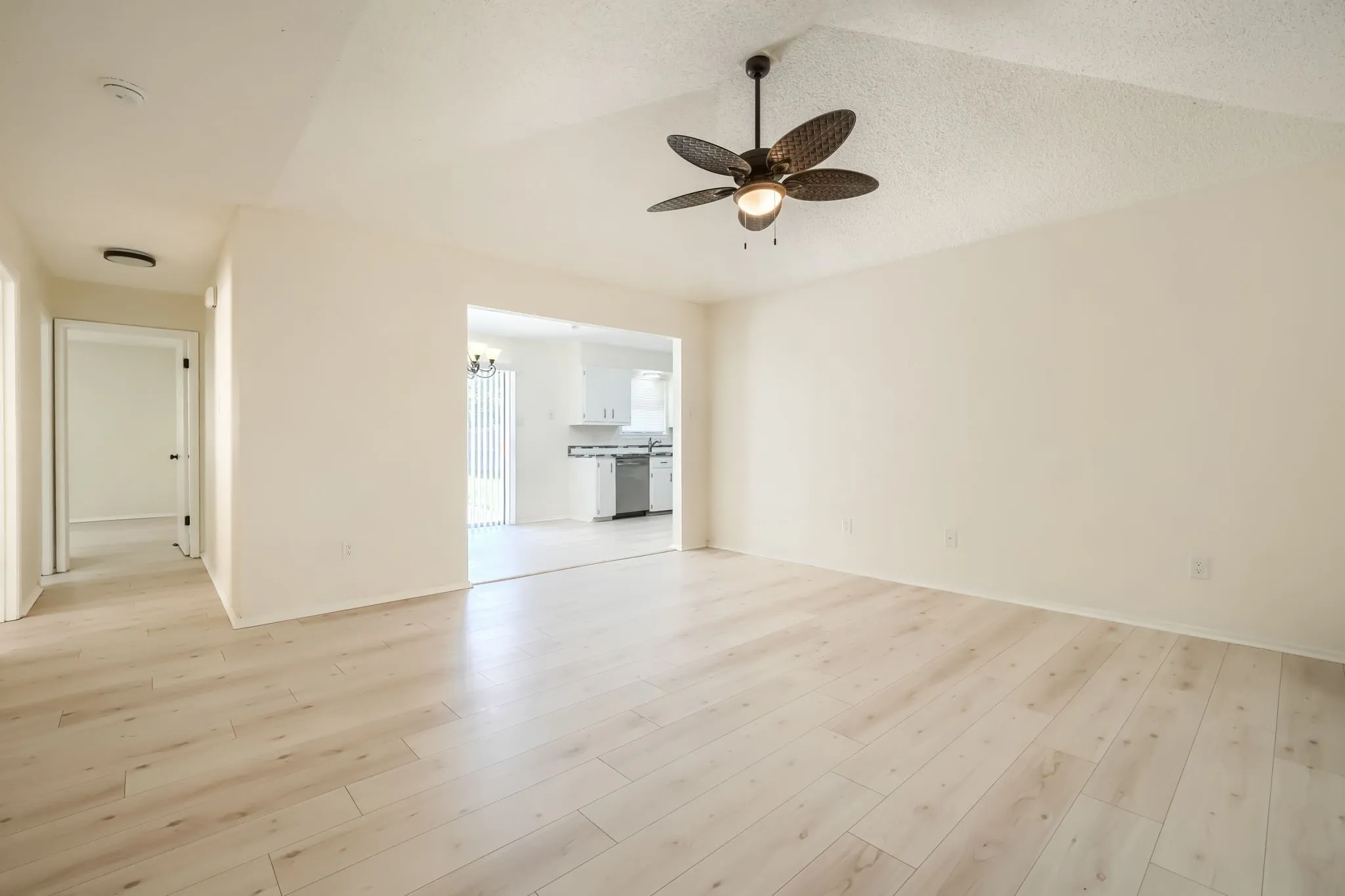 Single Family Residence For Sale in Hunt County , 3135 Maple Avenue, Greenville, Texas 75402, 3 Bedroom, 2 Bathroom, 1 Garage spaces, 1,542 Sqft, built in 1979, mls#21354535, Real Estate Agent in Greenville, Homes For Sale in Hunt county, Homes For Sale in Greenville, Realtor in Greenville Texas, Real Estate Brokerage Independent Realty Texas, Luminita Cordes Realtor