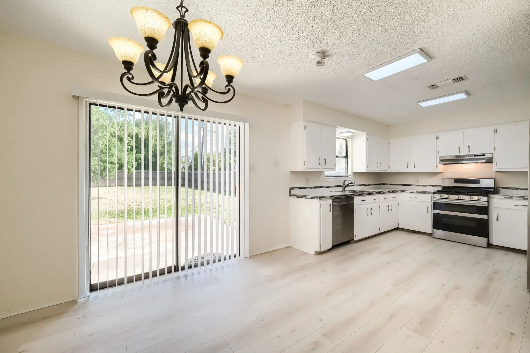 Single Family Residence For Sale in Hunt County , 3135 Maple Avenue, Greenville, Texas 75402, 3 Bedroom, 2 Bathroom, 1 Garage spaces, 1,542 Sqft, built in 1979, mls#21354535, Real Estate Agent in Greenville, Homes For Sale in Hunt county, Homes For Sale in Greenville, Realtor in Greenville Texas, Real Estate Brokerage Independent Realty Texas, Luminita Cordes Realtor