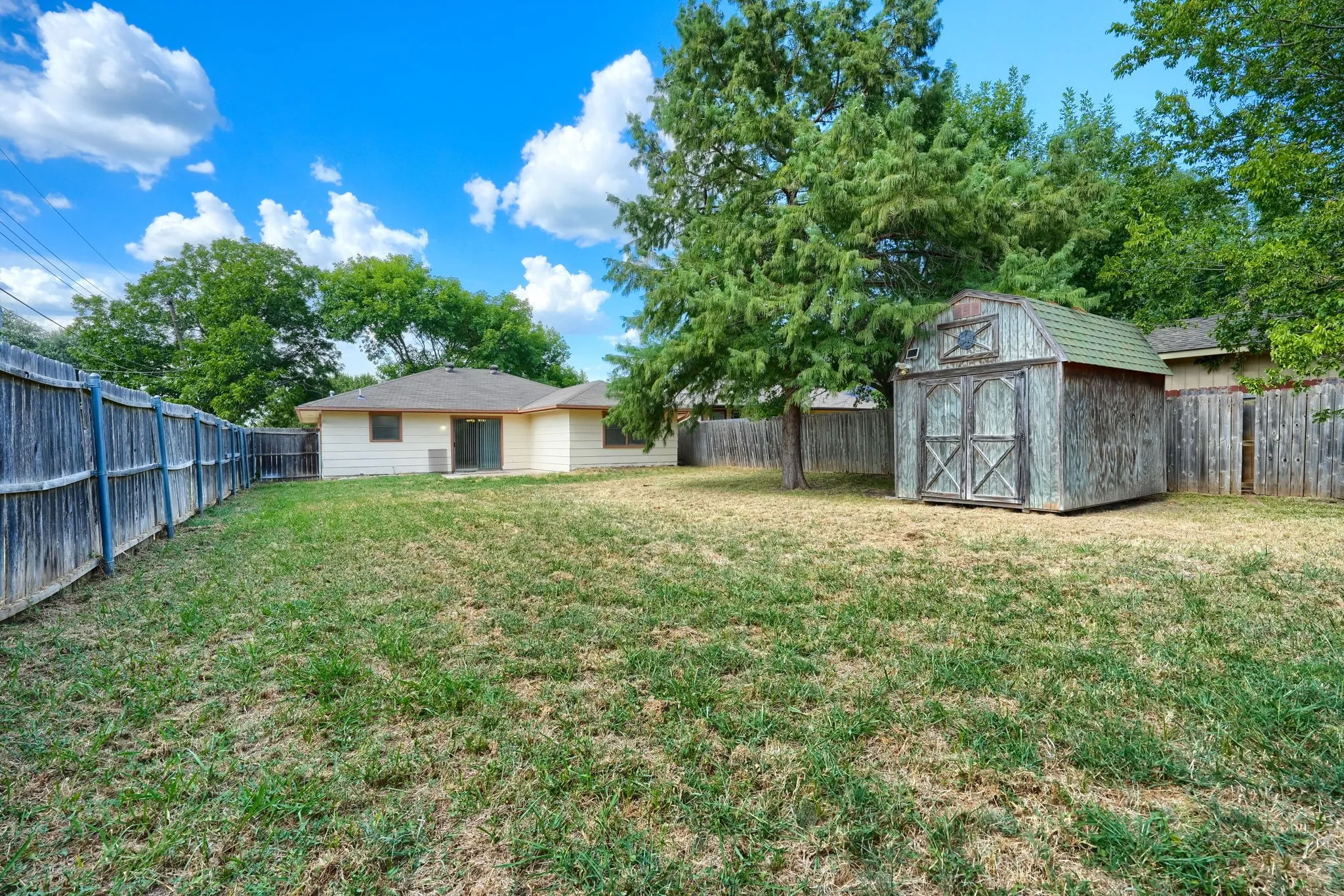 Single Family Residence For Sale in Hunt County , 3135 Maple Avenue, Greenville, Texas 75402, 3 Bedroom, 2 Bathroom, 1 Garage spaces, 1,542 Sqft, built in 1979, mls#21354535, Real Estate Agent in Greenville, Homes For Sale in Hunt county, Homes For Sale in Greenville, Realtor in Greenville Texas, Real Estate Brokerage Independent Realty Texas, Luminita Cordes Realtor