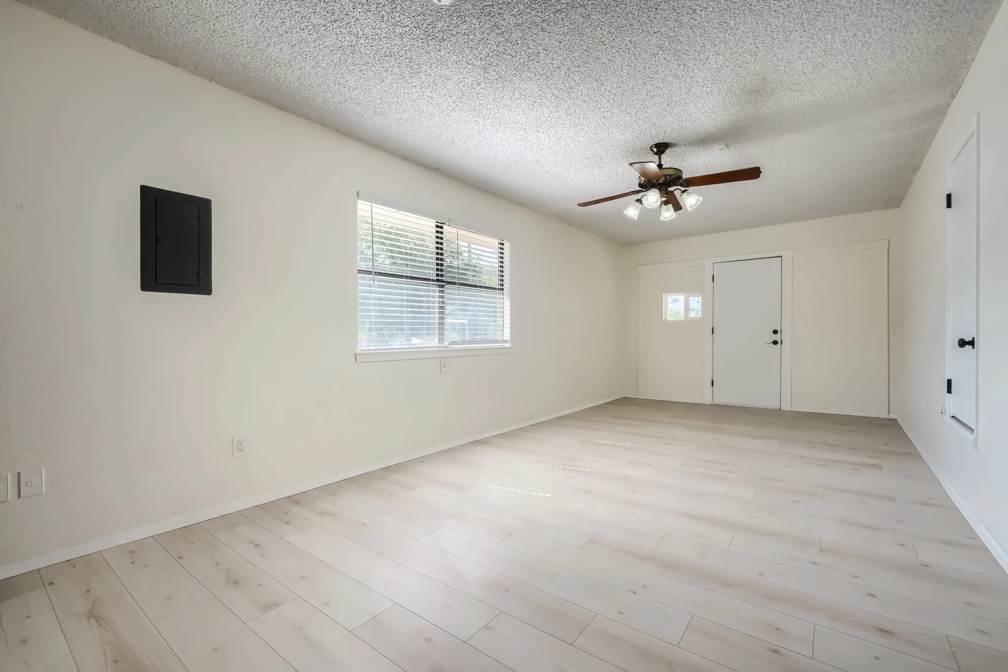 Single Family Residence For Sale in Hunt County , 3135 Maple Avenue, Greenville, Texas 75402, 3 Bedroom, 2 Bathroom, 1 Garage spaces, 1,542 Sqft, built in 1979, mls#21354535, Real Estate Agent in Greenville, Homes For Sale in Hunt county, Homes For Sale in Greenville, Realtor in Greenville Texas, Real Estate Brokerage Independent Realty Texas, Luminita Cordes Realtor