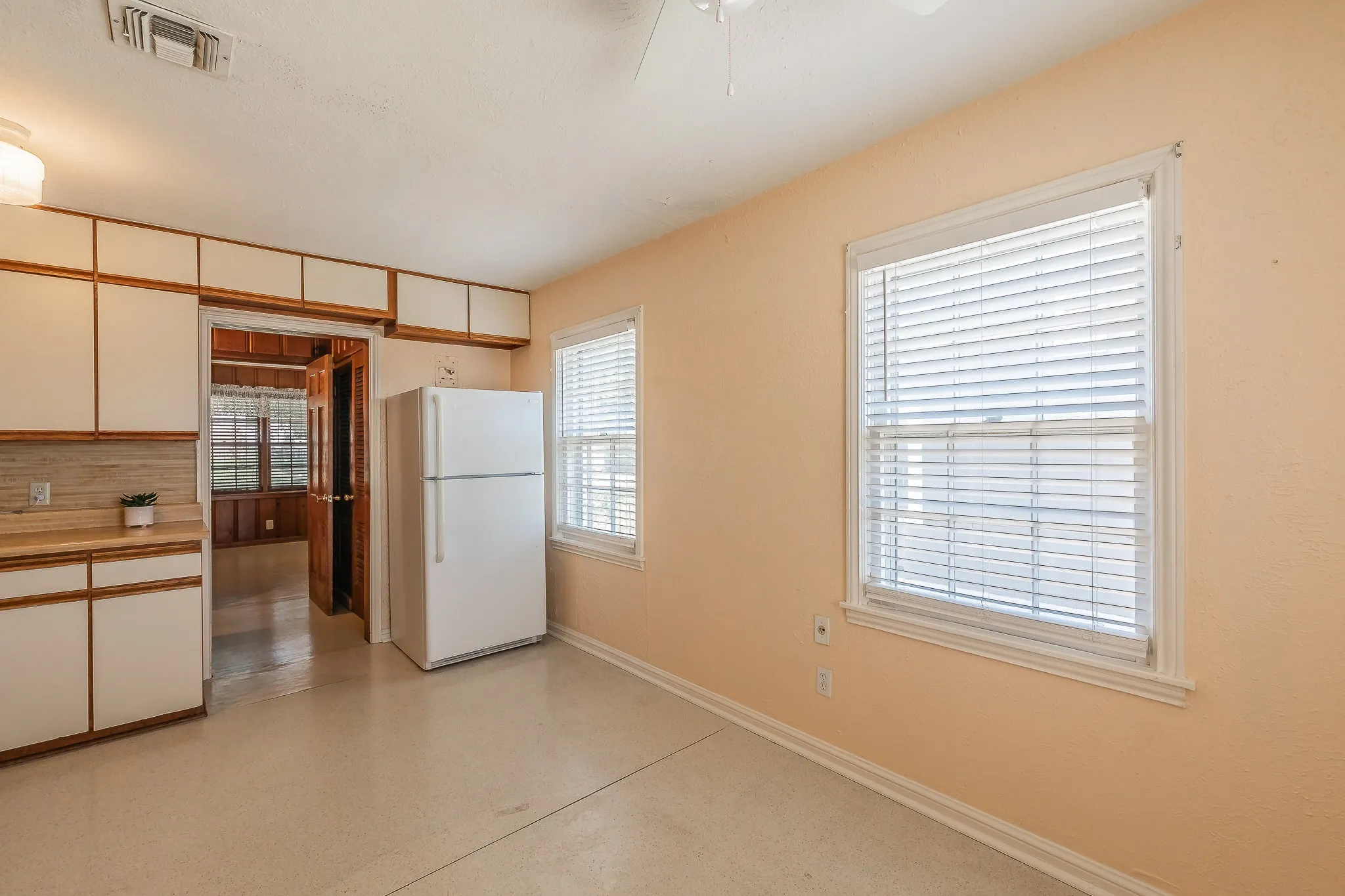 Single Family Residence For Sale in Tarrant County , 5020 Hartford Drive, River Oaks, Texas 76114, 3 Bedroom, 1 Bathroom, Garage spaces, 1,263 Sqft, built in 1943, mls#21354601, Real Estate Agent in River Oaks, Homes For Sale in Tarrant county, Homes For Sale in River Oaks, Realtor in River Oaks Texas, Real Estate Brokerage Independent Realty Texas, Luminita Cordes Realtor