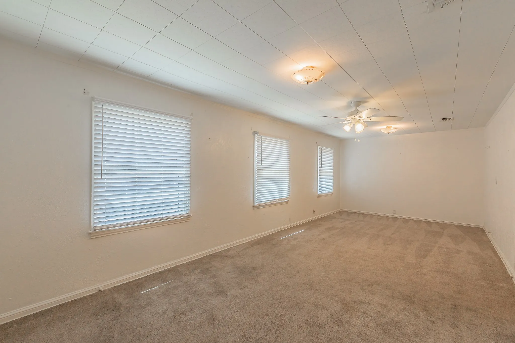 Single Family Residence For Sale in Tarrant County , 5020 Hartford Drive, River Oaks, Texas 76114, 3 Bedroom, 1 Bathroom, Garage spaces, 1,263 Sqft, built in 1943, mls#21354601, Real Estate Agent in River Oaks, Homes For Sale in Tarrant county, Homes For Sale in River Oaks, Realtor in River Oaks Texas, Real Estate Brokerage Independent Realty Texas, Luminita Cordes Realtor