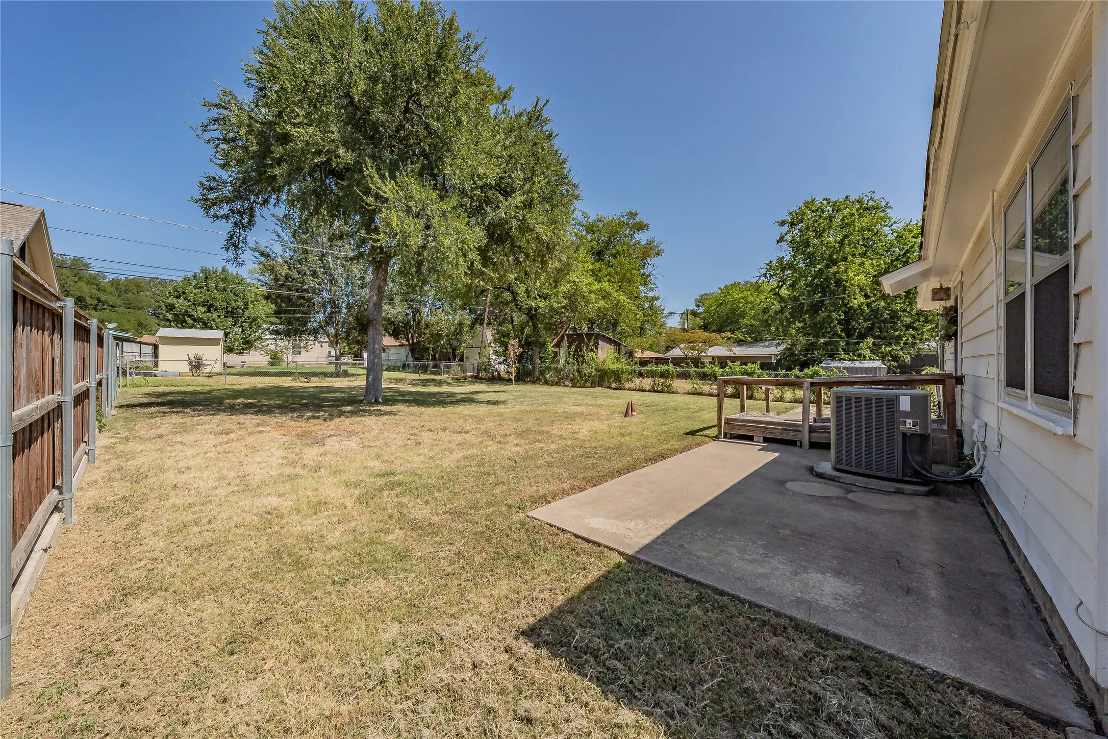 Single Family Residence For Sale in Tarrant County , 5020 Hartford Drive, River Oaks, Texas 76114, 3 Bedroom, 1 Bathroom, Garage spaces, 1,263 Sqft, built in 1943, mls#21354601, Real Estate Agent in River Oaks, Homes For Sale in Tarrant county, Homes For Sale in River Oaks, Realtor in River Oaks Texas, Real Estate Brokerage Independent Realty Texas, Luminita Cordes Realtor