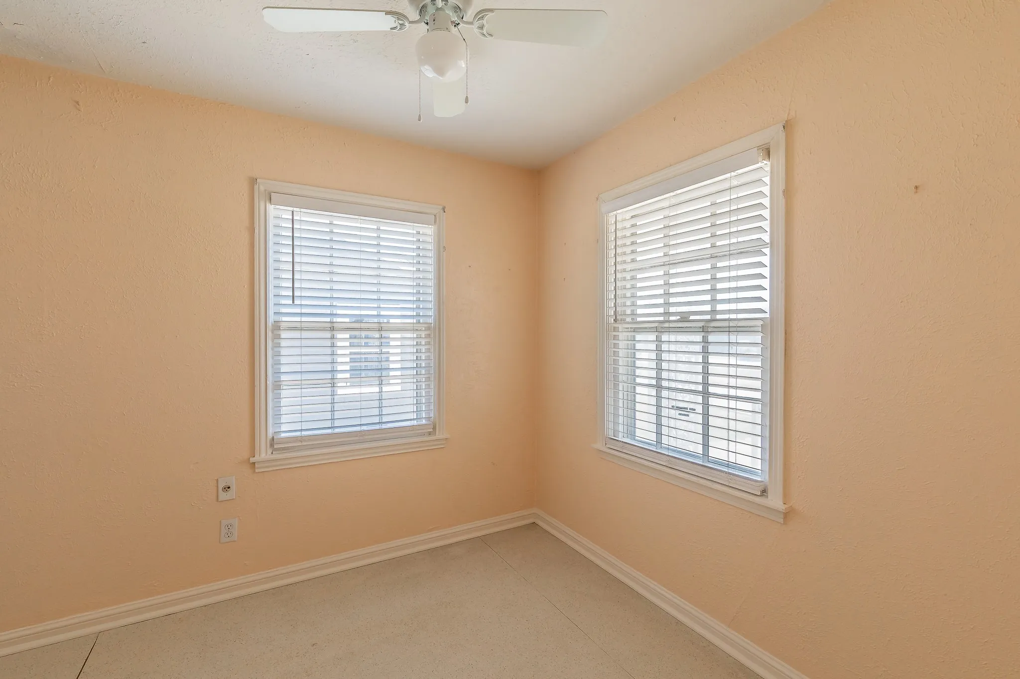Single Family Residence For Sale in Tarrant County , 5020 Hartford Drive, River Oaks, Texas 76114, 3 Bedroom, 1 Bathroom, Garage spaces, 1,263 Sqft, built in 1943, mls#21354601, Real Estate Agent in River Oaks, Homes For Sale in Tarrant county, Homes For Sale in River Oaks, Realtor in River Oaks Texas, Real Estate Brokerage Independent Realty Texas, Luminita Cordes Realtor