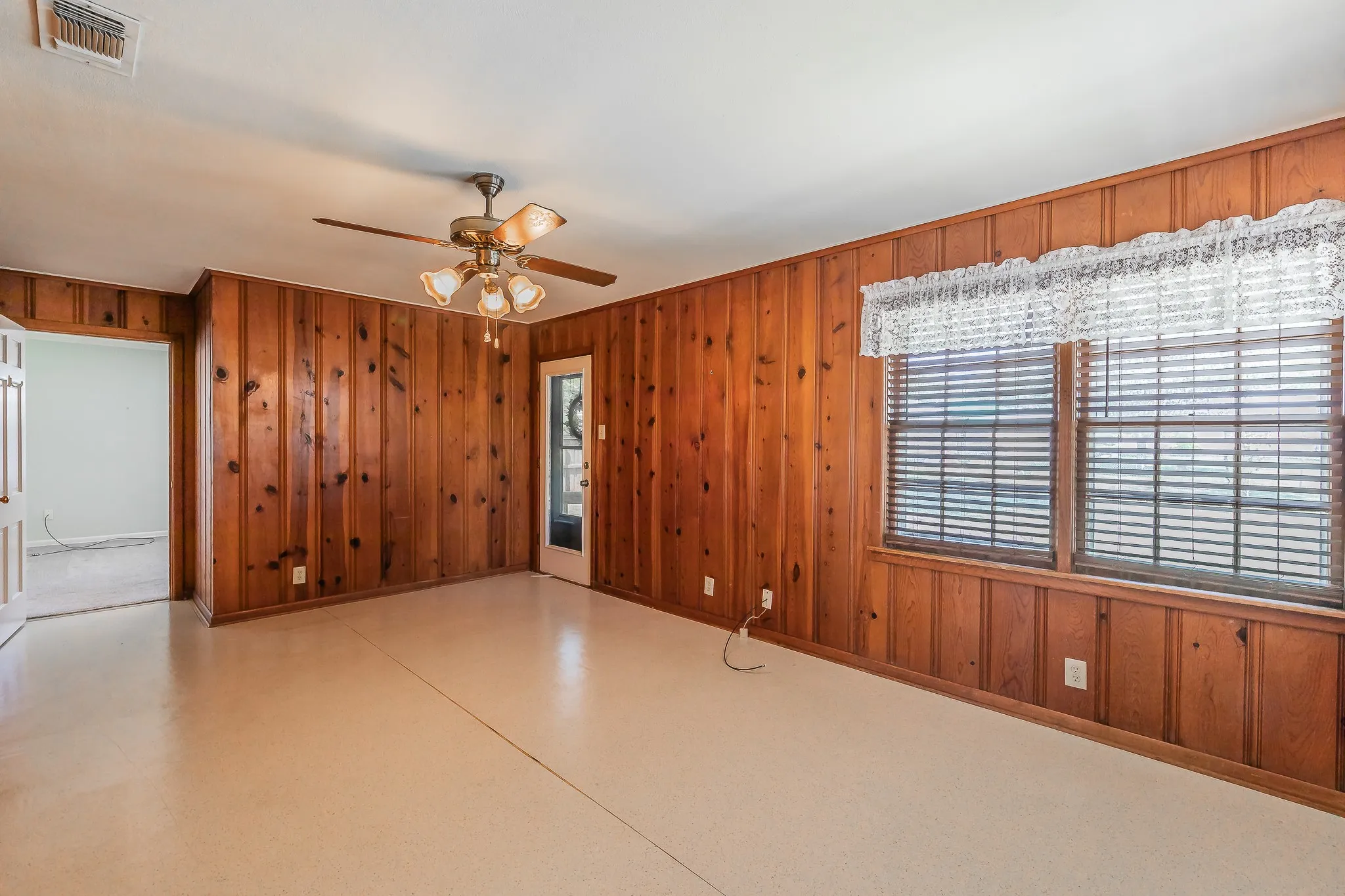 Single Family Residence For Sale in Tarrant County , 5020 Hartford Drive, River Oaks, Texas 76114, 3 Bedroom, 1 Bathroom, Garage spaces, 1,263 Sqft, built in 1943, mls#21354601, Real Estate Agent in River Oaks, Homes For Sale in Tarrant county, Homes For Sale in River Oaks, Realtor in River Oaks Texas, Real Estate Brokerage Independent Realty Texas, Luminita Cordes Realtor