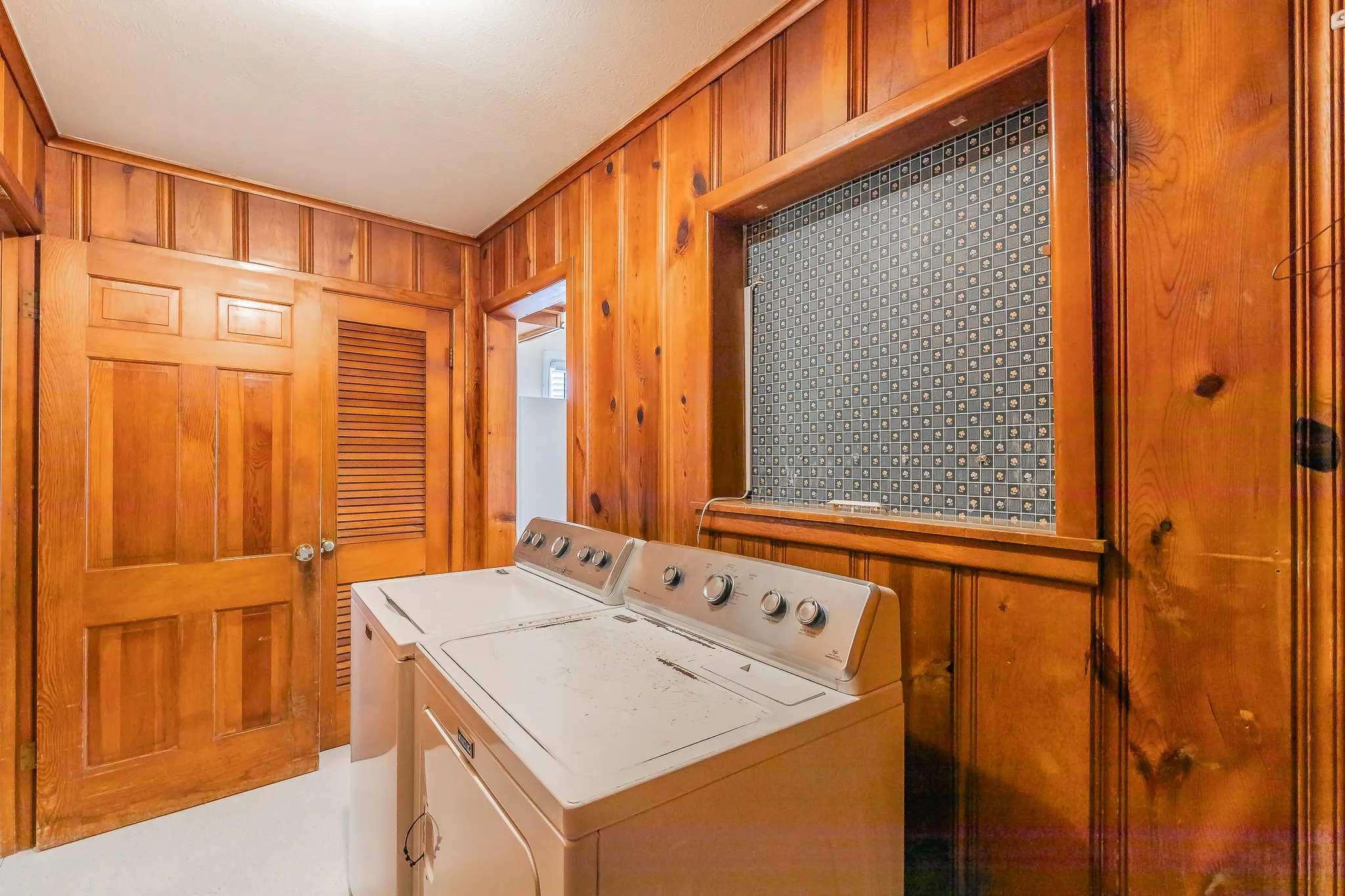 Single Family Residence For Sale in Tarrant County , 5020 Hartford Drive, River Oaks, Texas 76114, 3 Bedroom, 1 Bathroom, Garage spaces, 1,263 Sqft, built in 1943, mls#21354601, Real Estate Agent in River Oaks, Homes For Sale in Tarrant county, Homes For Sale in River Oaks, Realtor in River Oaks Texas, Real Estate Brokerage Independent Realty Texas, Luminita Cordes Realtor
