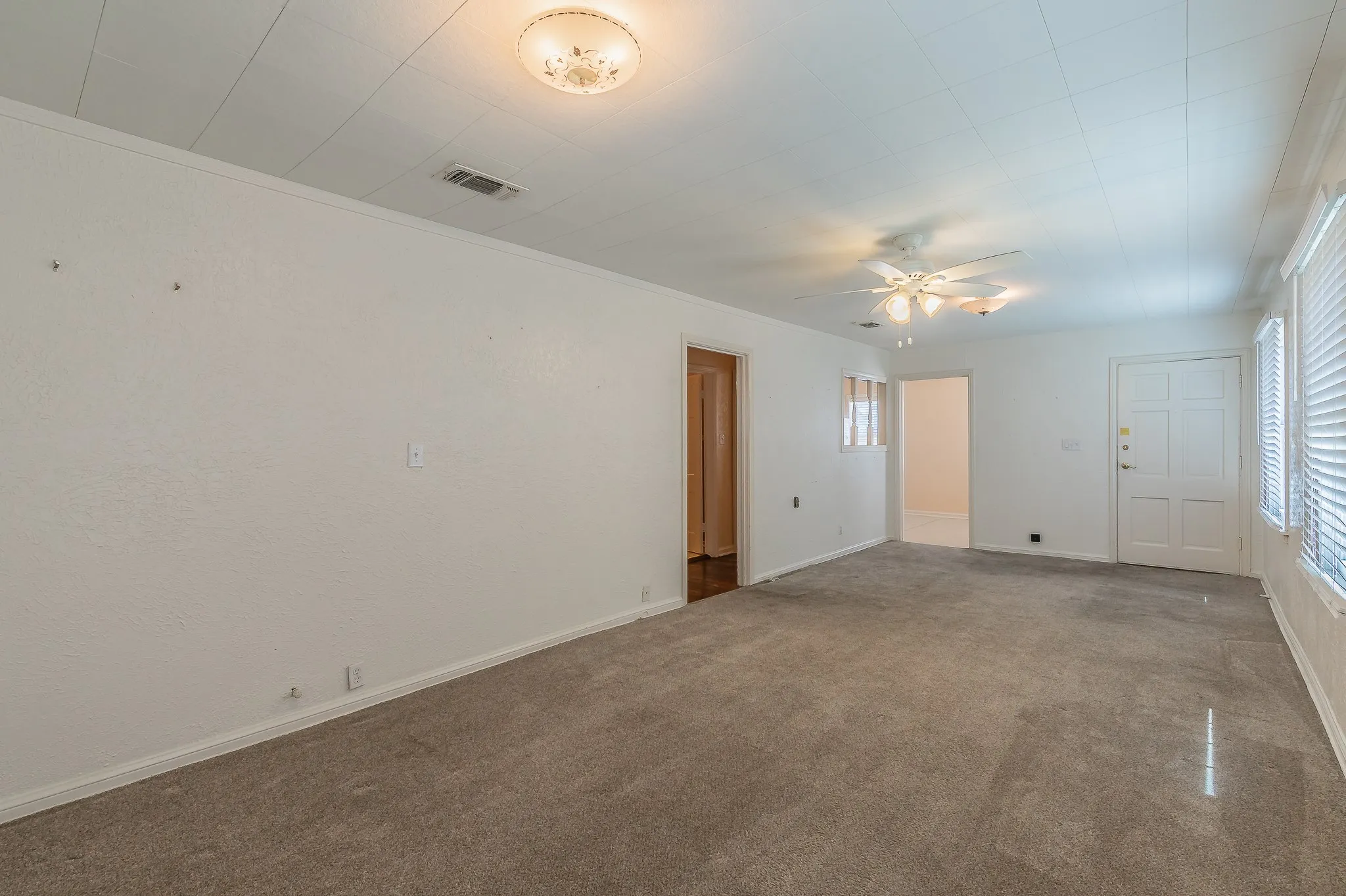 Single Family Residence For Sale in Tarrant County , 5020 Hartford Drive, River Oaks, Texas 76114, 3 Bedroom, 1 Bathroom, Garage spaces, 1,263 Sqft, built in 1943, mls#21354601, Real Estate Agent in River Oaks, Homes For Sale in Tarrant county, Homes For Sale in River Oaks, Realtor in River Oaks Texas, Real Estate Brokerage Independent Realty Texas, Luminita Cordes Realtor
