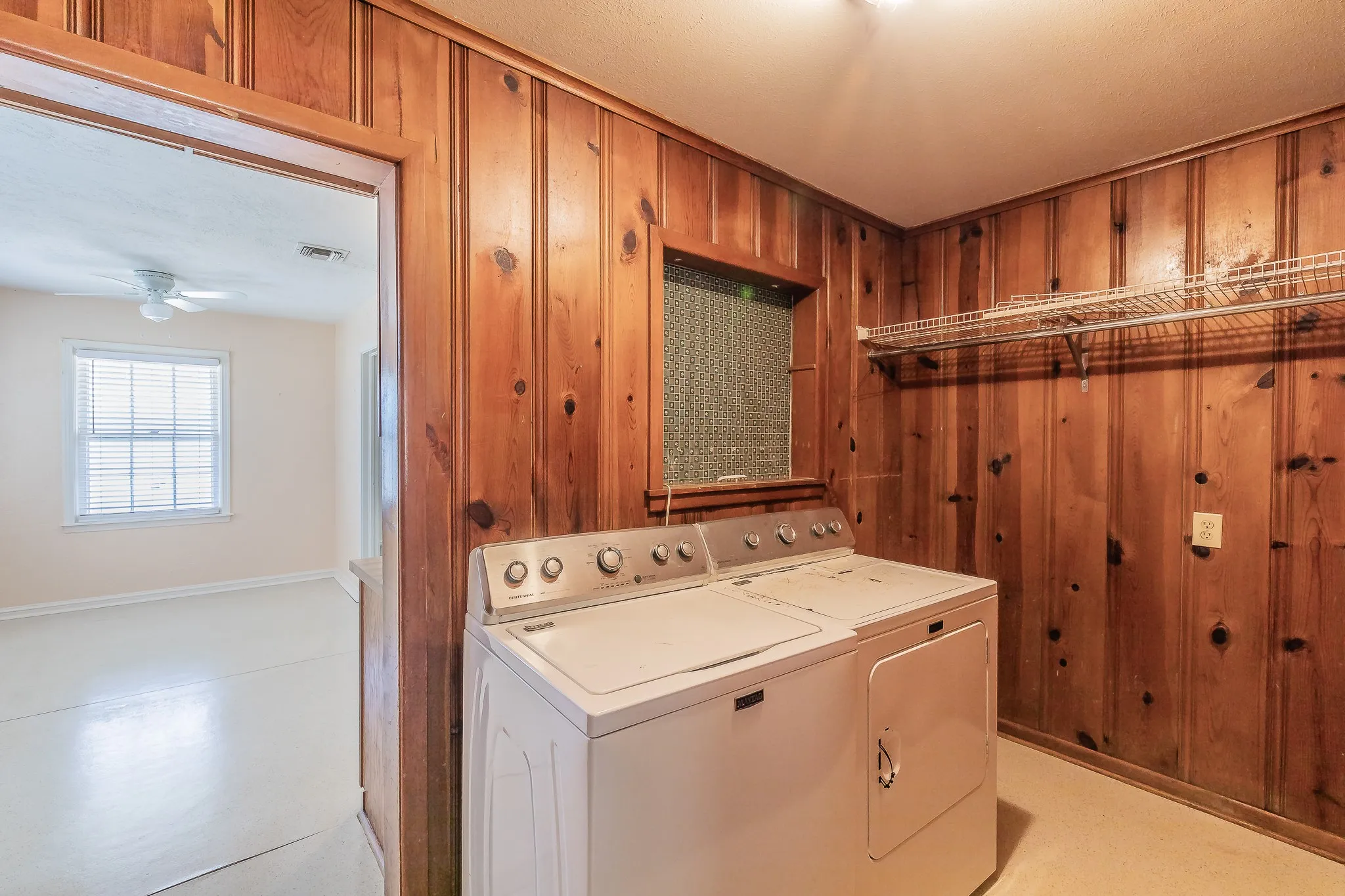 Single Family Residence For Sale in Tarrant County , 5020 Hartford Drive, River Oaks, Texas 76114, 3 Bedroom, 1 Bathroom, Garage spaces, 1,263 Sqft, built in 1943, mls#21354601, Real Estate Agent in River Oaks, Homes For Sale in Tarrant county, Homes For Sale in River Oaks, Realtor in River Oaks Texas, Real Estate Brokerage Independent Realty Texas, Luminita Cordes Realtor