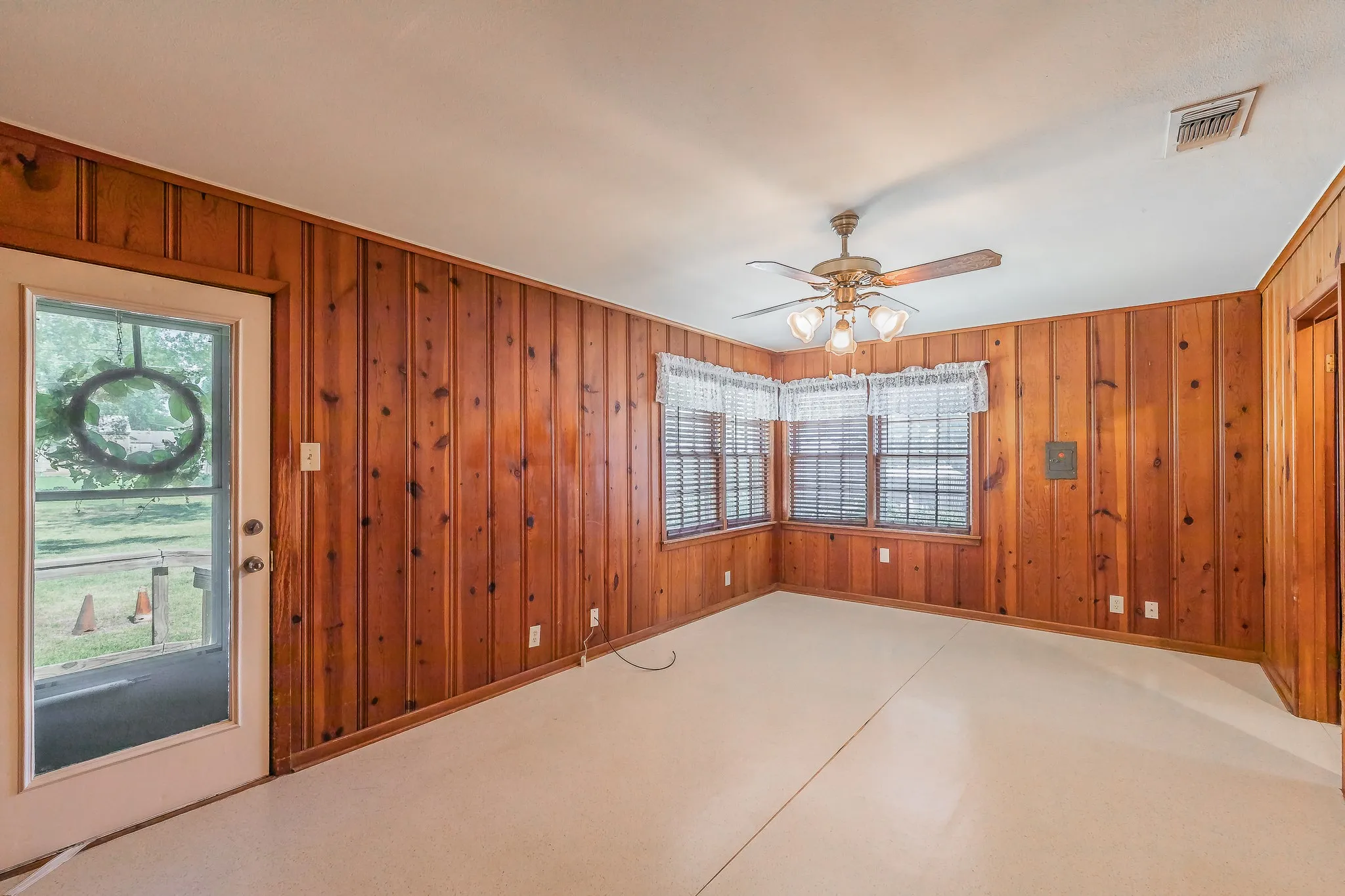 Single Family Residence For Sale in Tarrant County , 5020 Hartford Drive, River Oaks, Texas 76114, 3 Bedroom, 1 Bathroom, Garage spaces, 1,263 Sqft, built in 1943, mls#21354601, Real Estate Agent in River Oaks, Homes For Sale in Tarrant county, Homes For Sale in River Oaks, Realtor in River Oaks Texas, Real Estate Brokerage Independent Realty Texas, Luminita Cordes Realtor