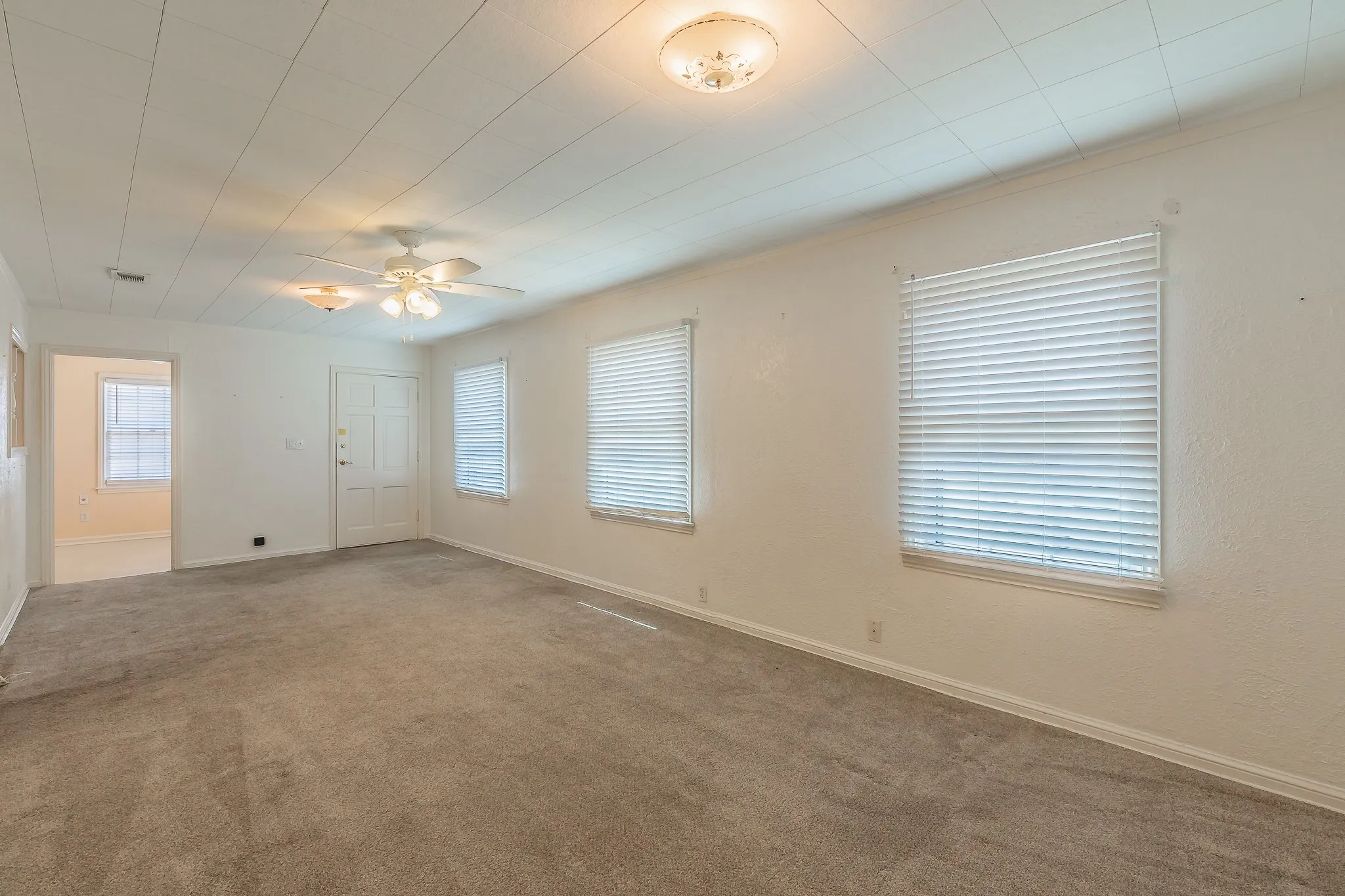 Single Family Residence For Sale in Tarrant County , 5020 Hartford Drive, River Oaks, Texas 76114, 3 Bedroom, 1 Bathroom, Garage spaces, 1,263 Sqft, built in 1943, mls#21354601, Real Estate Agent in River Oaks, Homes For Sale in Tarrant county, Homes For Sale in River Oaks, Realtor in River Oaks Texas, Real Estate Brokerage Independent Realty Texas, Luminita Cordes Realtor