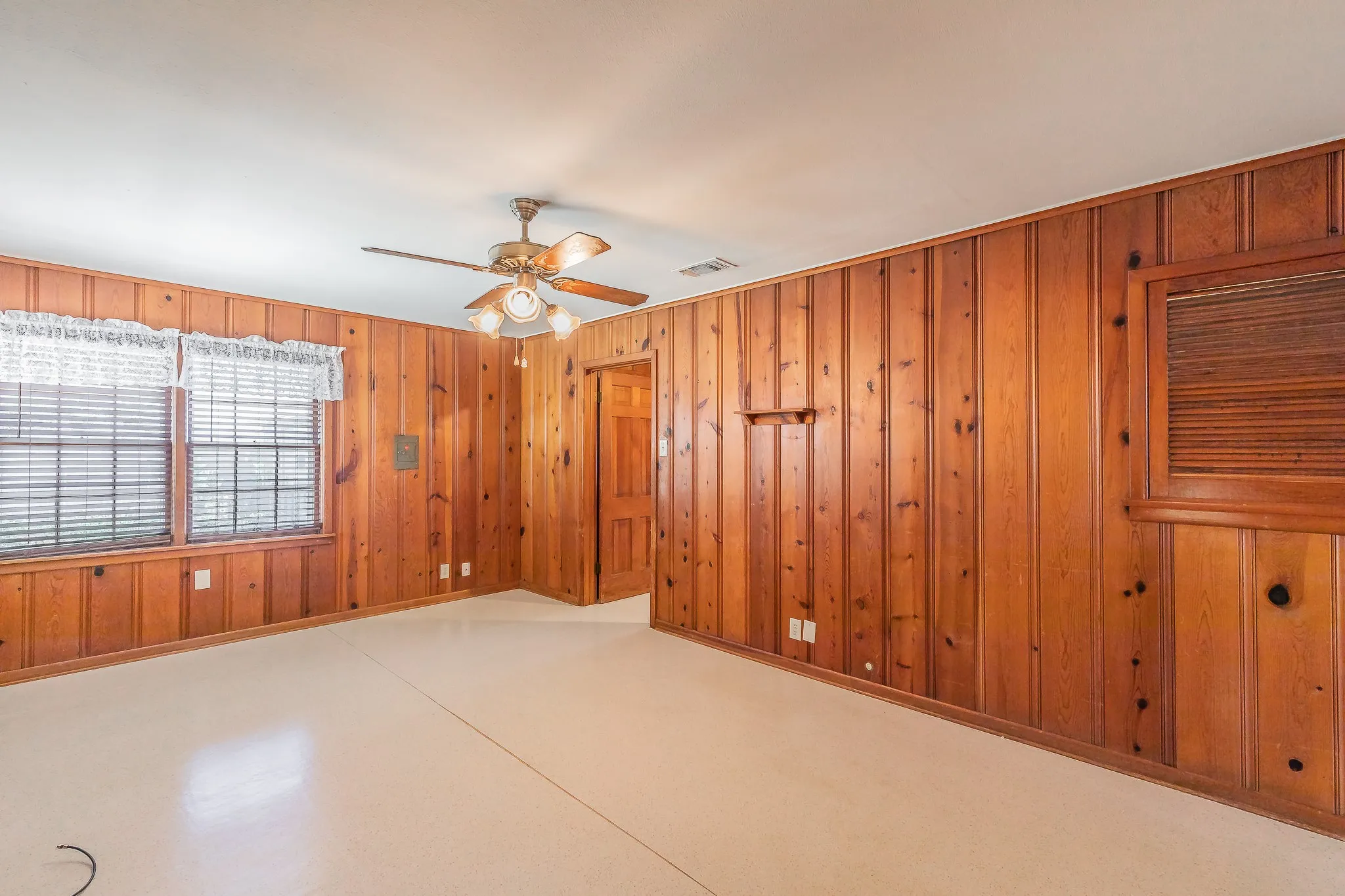 Single Family Residence For Sale in Tarrant County , 5020 Hartford Drive, River Oaks, Texas 76114, 3 Bedroom, 1 Bathroom, Garage spaces, 1,263 Sqft, built in 1943, mls#21354601, Real Estate Agent in River Oaks, Homes For Sale in Tarrant county, Homes For Sale in River Oaks, Realtor in River Oaks Texas, Real Estate Brokerage Independent Realty Texas, Luminita Cordes Realtor