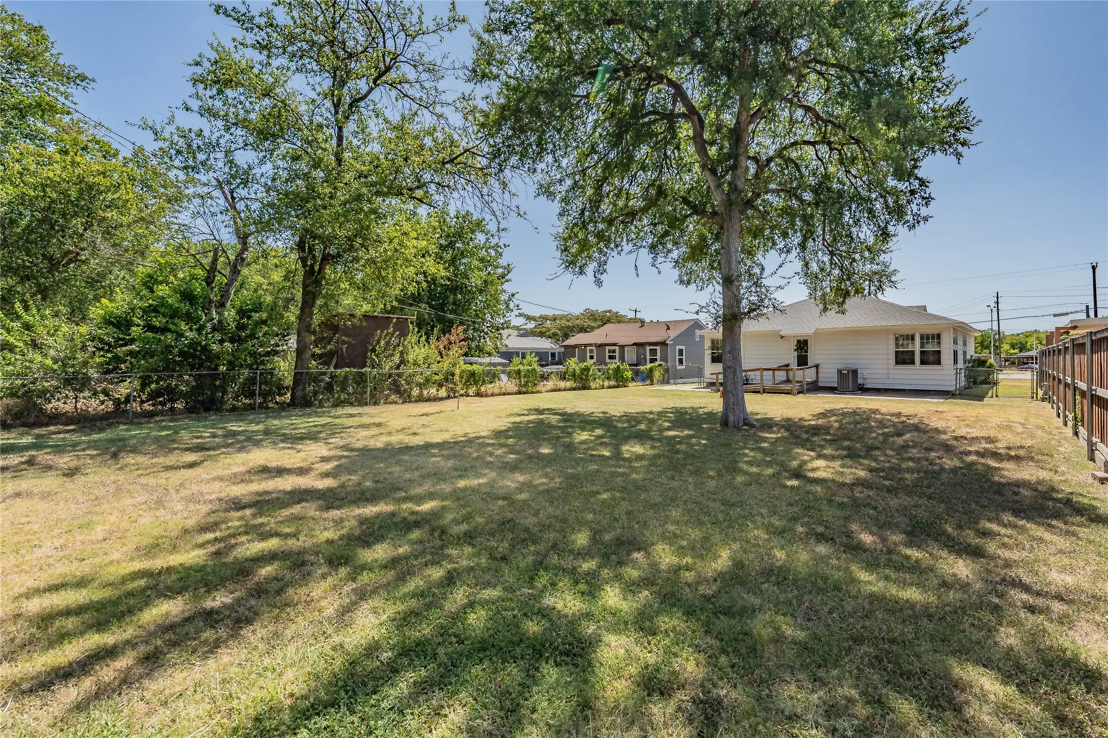 Single Family Residence For Sale in Tarrant County , 5020 Hartford Drive, River Oaks, Texas 76114, 3 Bedroom, 1 Bathroom, Garage spaces, 1,263 Sqft, built in 1943, mls#21354601, Real Estate Agent in River Oaks, Homes For Sale in Tarrant county, Homes For Sale in River Oaks, Realtor in River Oaks Texas, Real Estate Brokerage Independent Realty Texas, Luminita Cordes Realtor