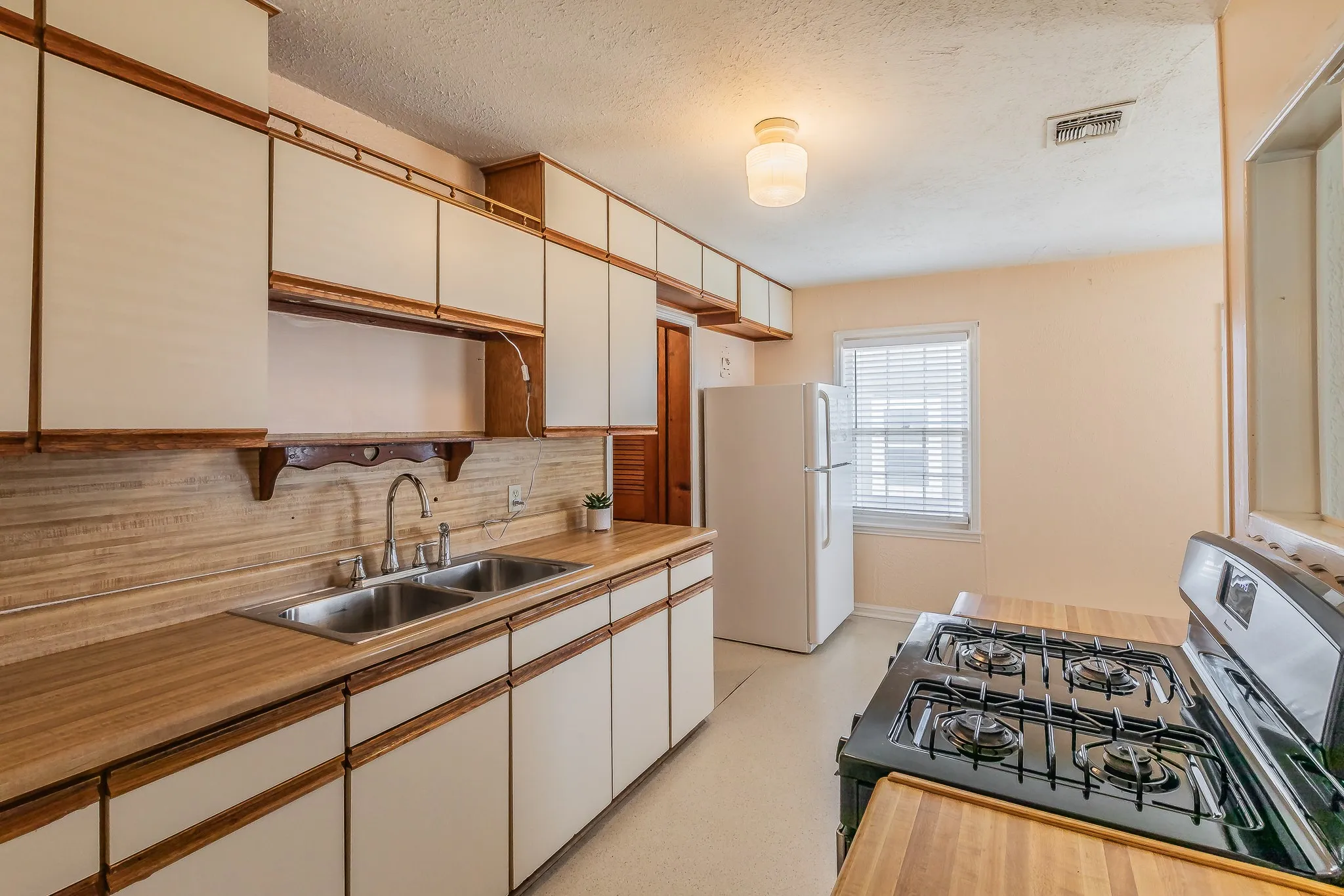 Single Family Residence For Sale in Tarrant County , 5020 Hartford Drive, River Oaks, Texas 76114, 3 Bedroom, 1 Bathroom, Garage spaces, 1,263 Sqft, built in 1943, mls#21354601, Real Estate Agent in River Oaks, Homes For Sale in Tarrant county, Homes For Sale in River Oaks, Realtor in River Oaks Texas, Real Estate Brokerage Independent Realty Texas, Luminita Cordes Realtor