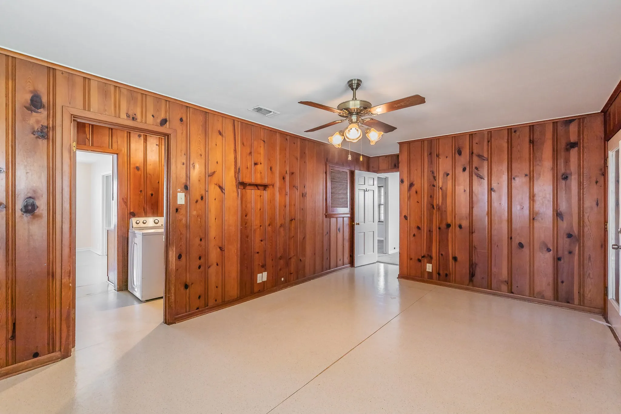 Single Family Residence For Sale in Tarrant County , 5020 Hartford Drive, River Oaks, Texas 76114, 3 Bedroom, 1 Bathroom, Garage spaces, 1,263 Sqft, built in 1943, mls#21354601, Real Estate Agent in River Oaks, Homes For Sale in Tarrant county, Homes For Sale in River Oaks, Realtor in River Oaks Texas, Real Estate Brokerage Independent Realty Texas, Luminita Cordes Realtor