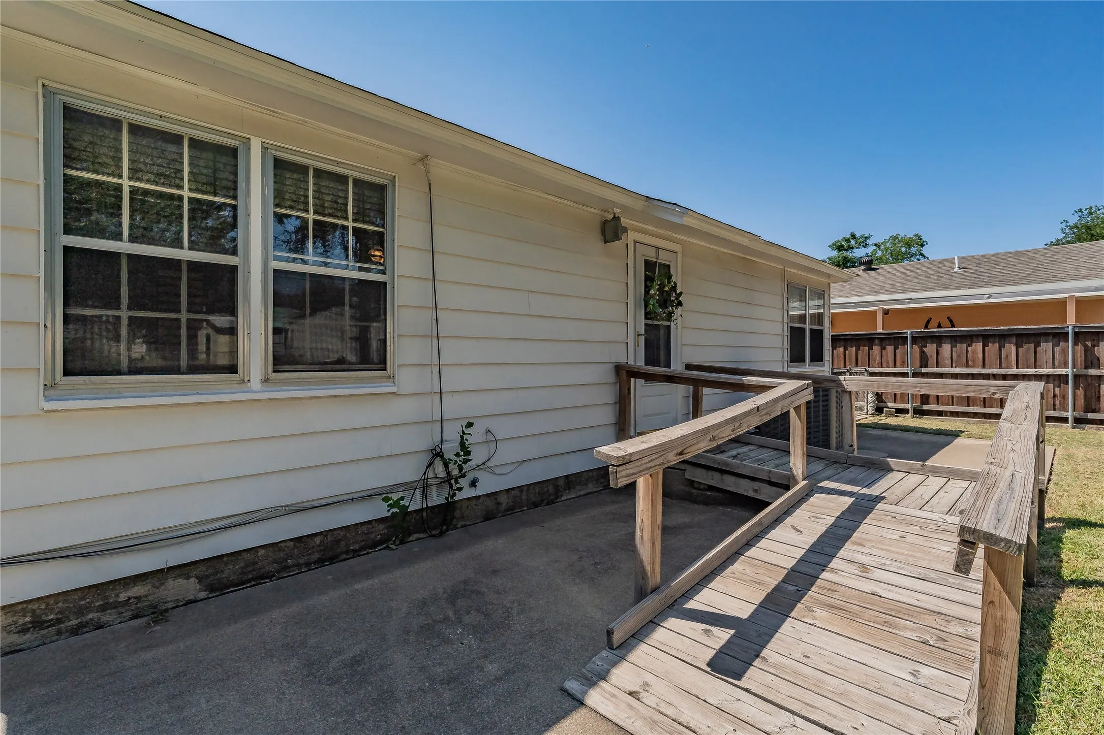 Single Family Residence For Sale in Tarrant County , 5020 Hartford Drive, River Oaks, Texas 76114, 3 Bedroom, 1 Bathroom, Garage spaces, 1,263 Sqft, built in 1943, mls#21354601, Real Estate Agent in River Oaks, Homes For Sale in Tarrant county, Homes For Sale in River Oaks, Realtor in River Oaks Texas, Real Estate Brokerage Independent Realty Texas, Luminita Cordes Realtor