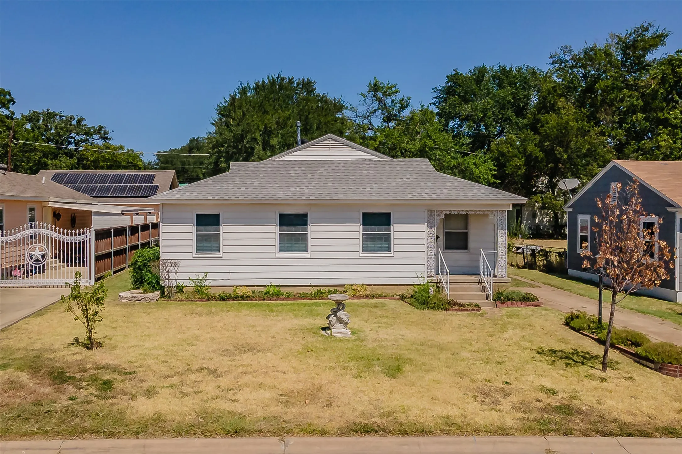 Single Family Residence For Sale in Tarrant County , 5020 Hartford Drive, River Oaks, Texas 76114, 3 Bedroom, 1 Bathroom, Garage spaces, 1,263 Sqft, built in 1943, mls#21354601, Real Estate Agent in River Oaks, Homes For Sale in Tarrant county, Homes For Sale in River Oaks, Realtor in River Oaks Texas, Real Estate Brokerage Independent Realty Texas, Luminita Cordes Realtor
