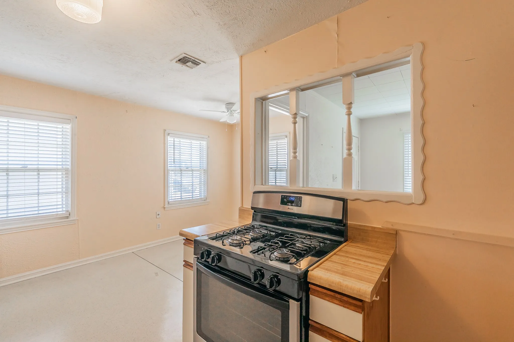 Single Family Residence For Sale in Tarrant County , 5020 Hartford Drive, River Oaks, Texas 76114, 3 Bedroom, 1 Bathroom, Garage spaces, 1,263 Sqft, built in 1943, mls#21354601, Real Estate Agent in River Oaks, Homes For Sale in Tarrant county, Homes For Sale in River Oaks, Realtor in River Oaks Texas, Real Estate Brokerage Independent Realty Texas, Luminita Cordes Realtor