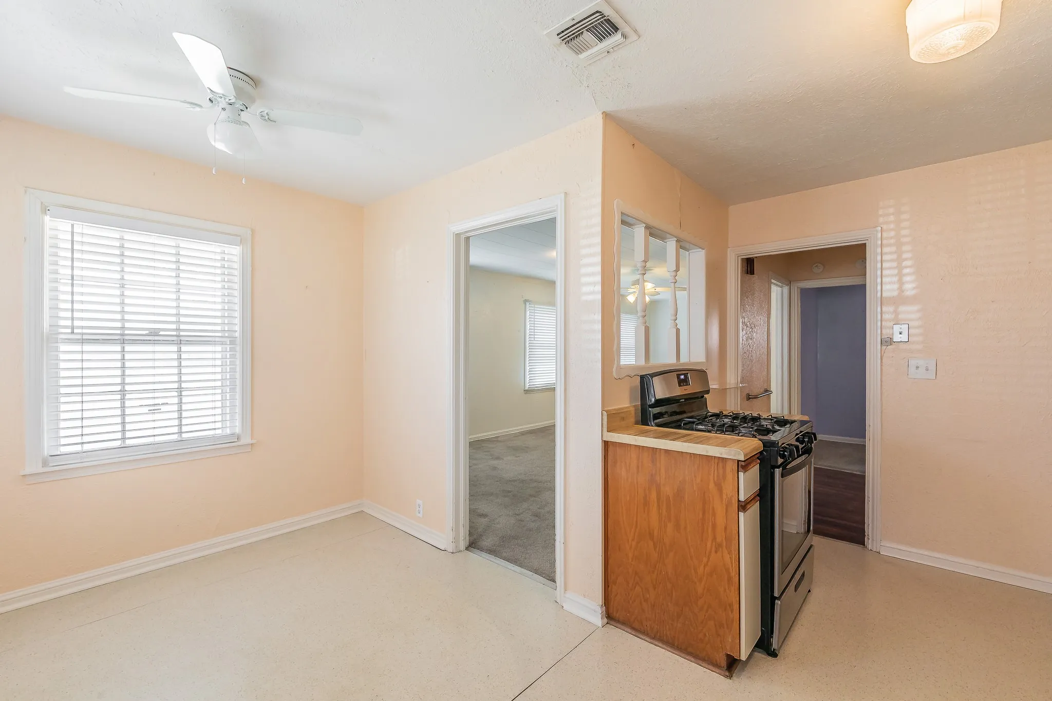 Single Family Residence For Sale in Tarrant County , 5020 Hartford Drive, River Oaks, Texas 76114, 3 Bedroom, 1 Bathroom, Garage spaces, 1,263 Sqft, built in 1943, mls#21354601, Real Estate Agent in River Oaks, Homes For Sale in Tarrant county, Homes For Sale in River Oaks, Realtor in River Oaks Texas, Real Estate Brokerage Independent Realty Texas, Luminita Cordes Realtor