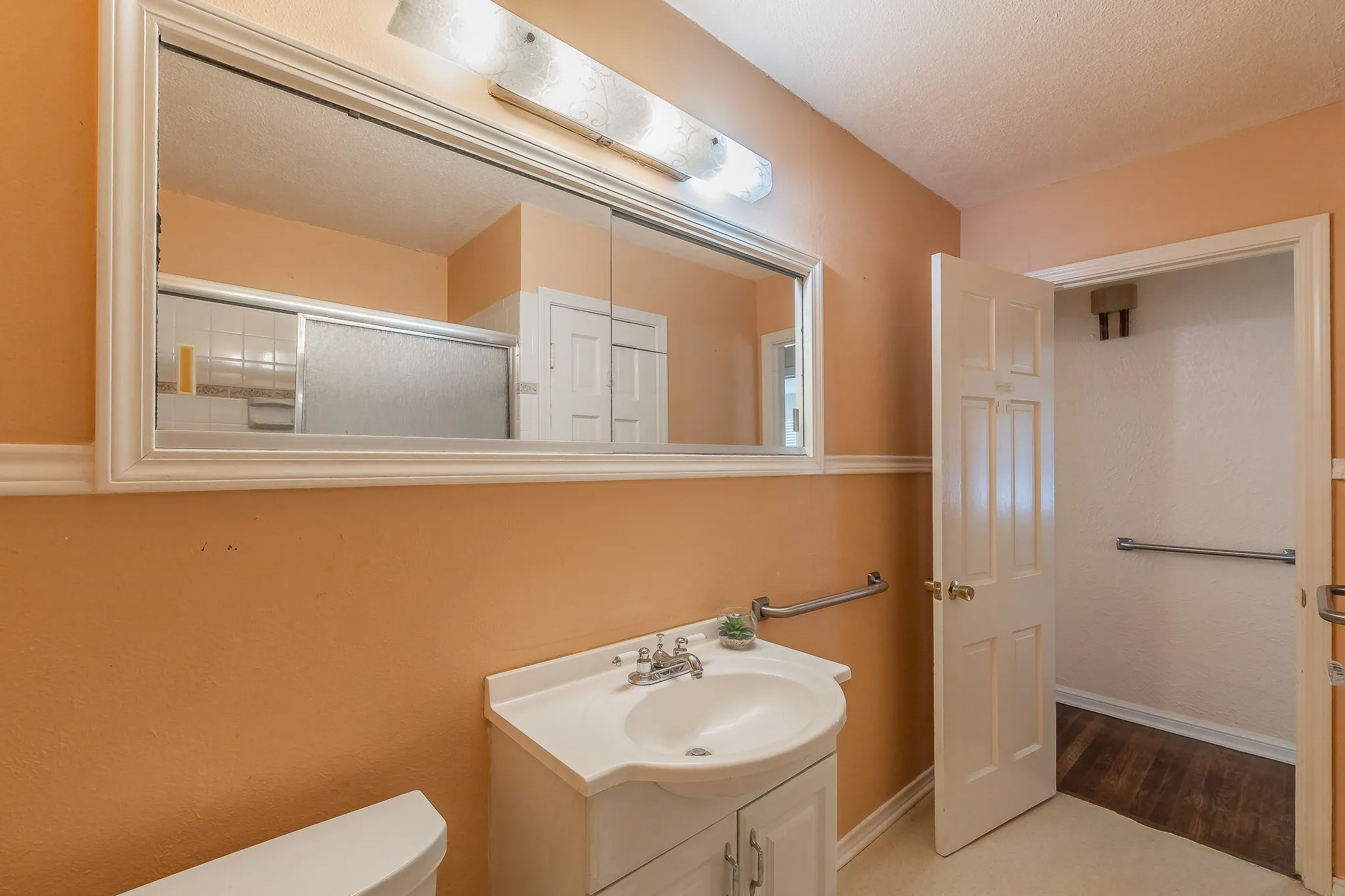 Single Family Residence For Sale in Tarrant County , 5020 Hartford Drive, River Oaks, Texas 76114, 3 Bedroom, 1 Bathroom, Garage spaces, 1,263 Sqft, built in 1943, mls#21354601, Real Estate Agent in River Oaks, Homes For Sale in Tarrant county, Homes For Sale in River Oaks, Realtor in River Oaks Texas, Real Estate Brokerage Independent Realty Texas, Luminita Cordes Realtor