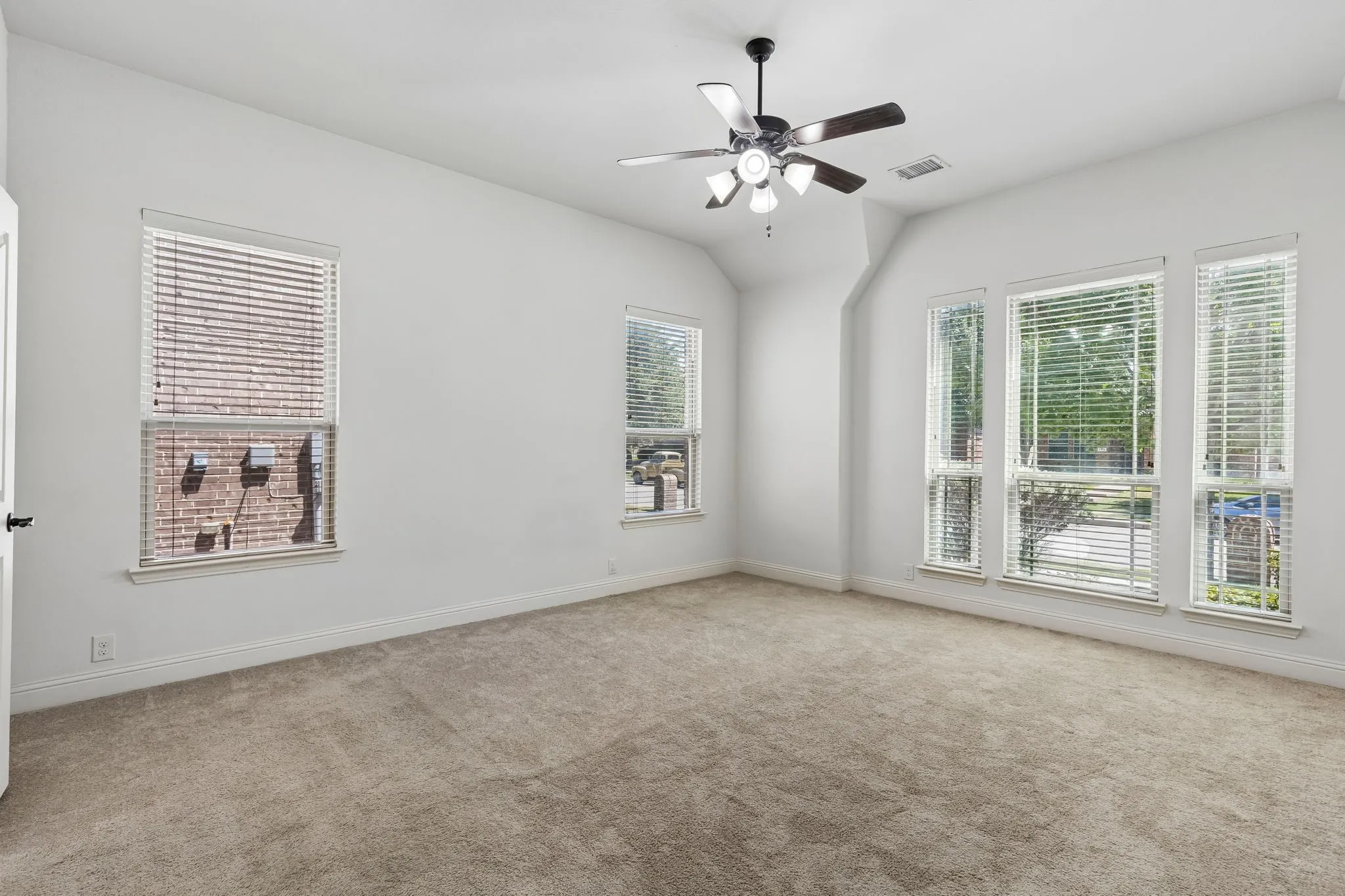 Single Family Residence For Sale in Collin County , 705 Austin Lane, Lavon, Texas 75166, 4 Bedroom, 4 Bathroom, 2 Garage spaces, 3,145 Sqft, built in 2015, mls#21354619, Real Estate Agent in Lavon, Homes For Sale in Collin county, Homes For Sale in Lavon, Realtor in Lavon Texas, Real Estate Brokerage Independent Realty Texas, Luminita Cordes Realtor