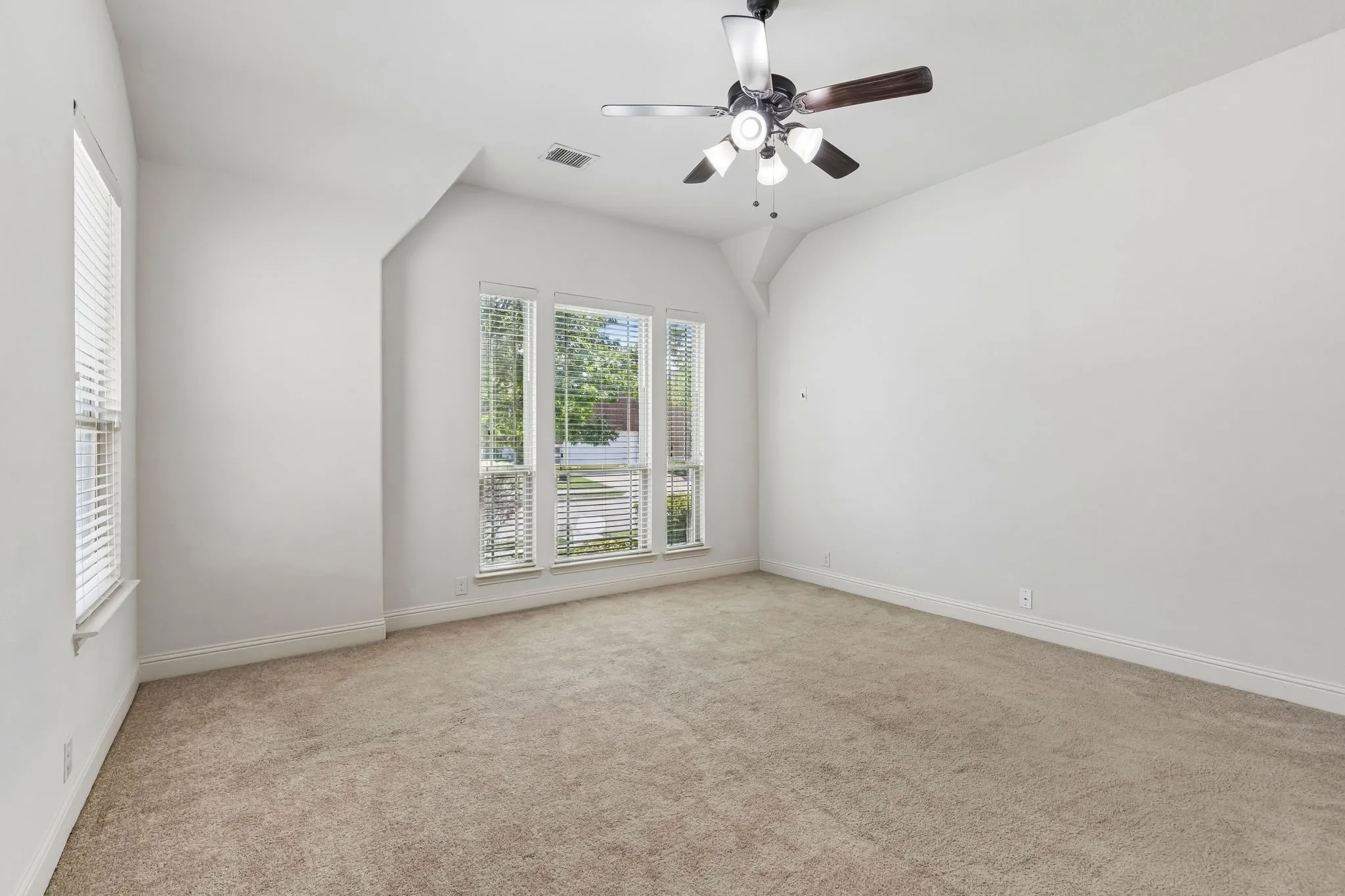 Single Family Residence For Sale in Collin County , 705 Austin Lane, Lavon, Texas 75166, 4 Bedroom, 4 Bathroom, 2 Garage spaces, 3,145 Sqft, built in 2015, mls#21354619, Real Estate Agent in Lavon, Homes For Sale in Collin county, Homes For Sale in Lavon, Realtor in Lavon Texas, Real Estate Brokerage Independent Realty Texas, Luminita Cordes Realtor